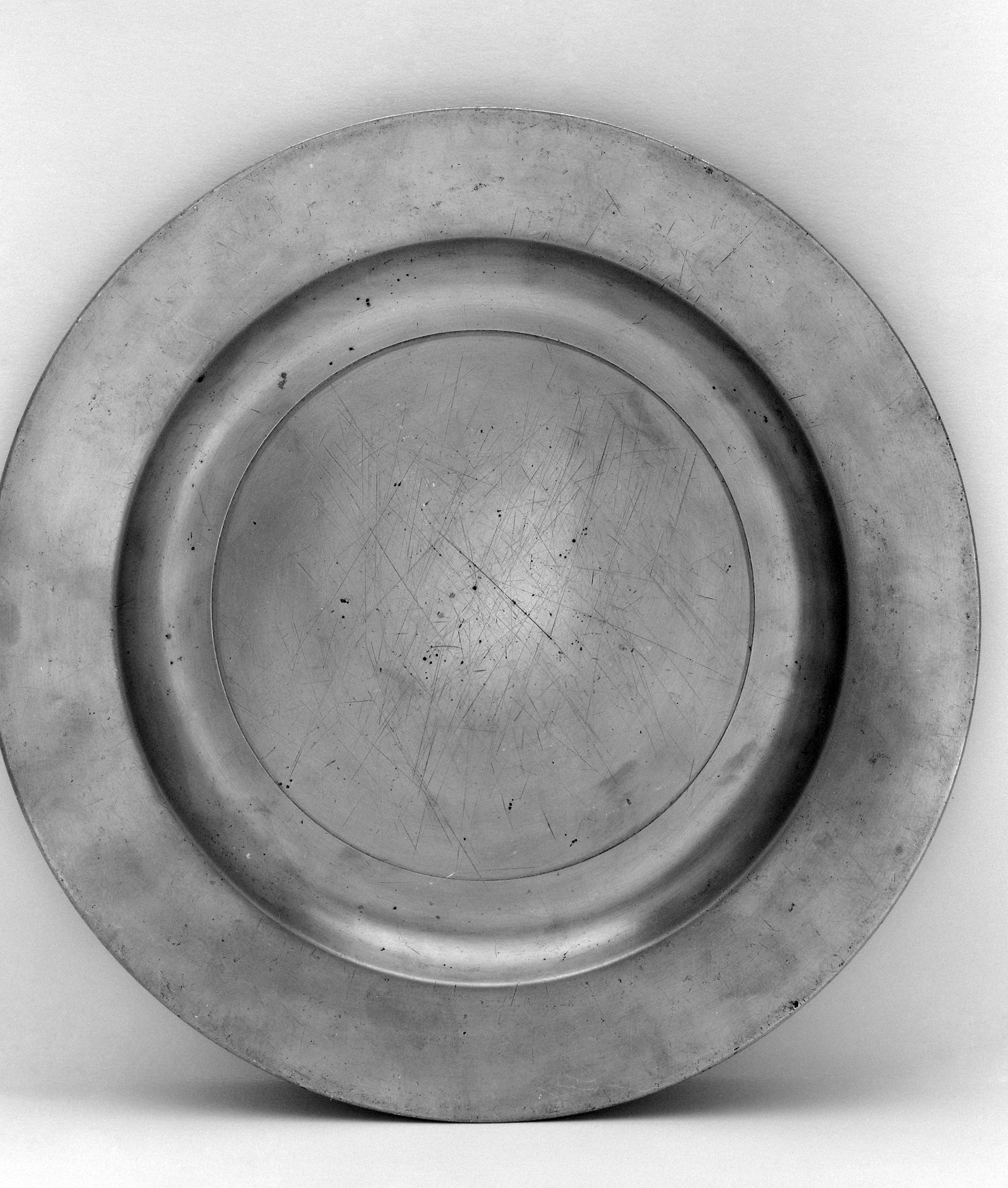 1956.0059.015 Pewter plate
