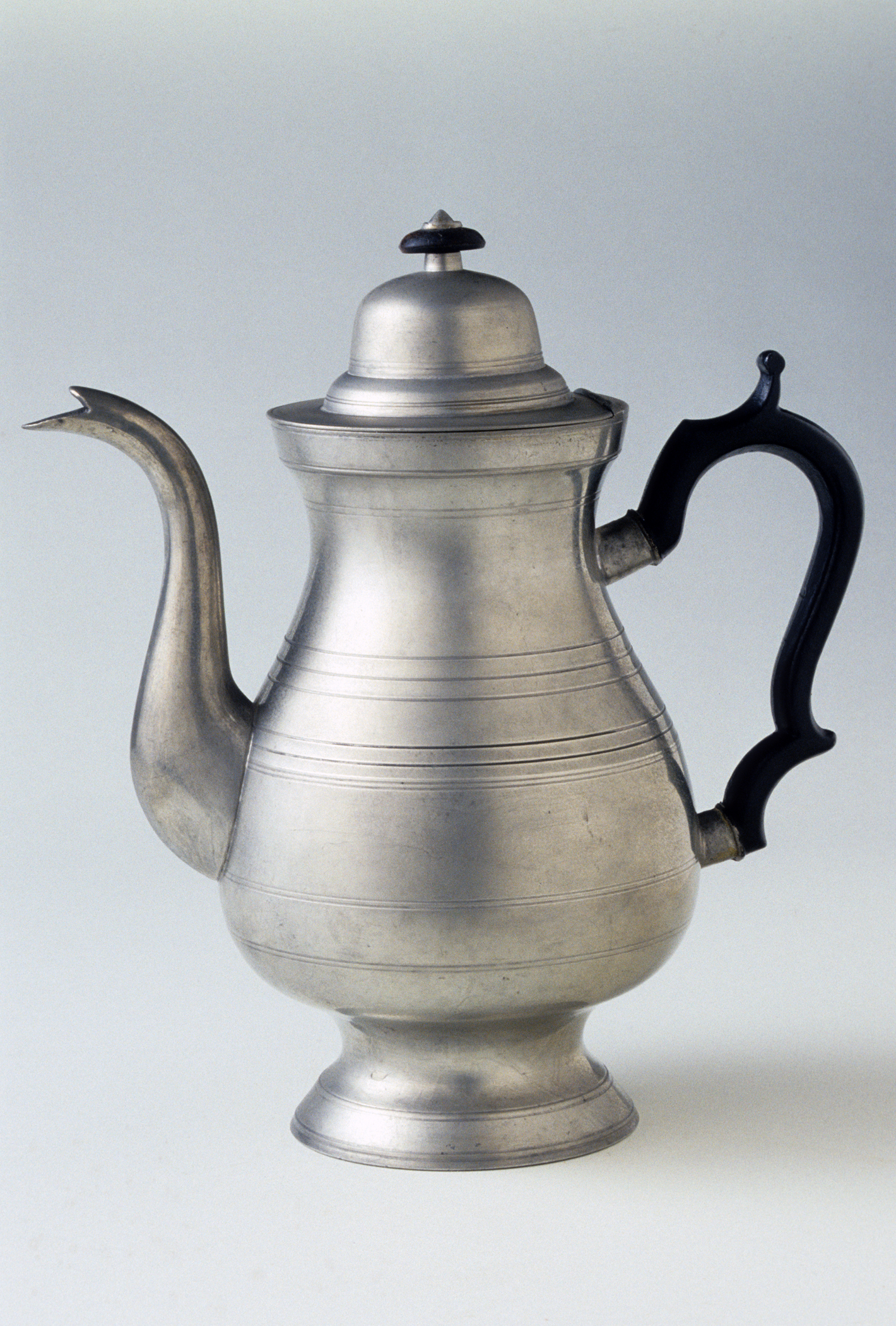 1997.0036 Pewter teapot