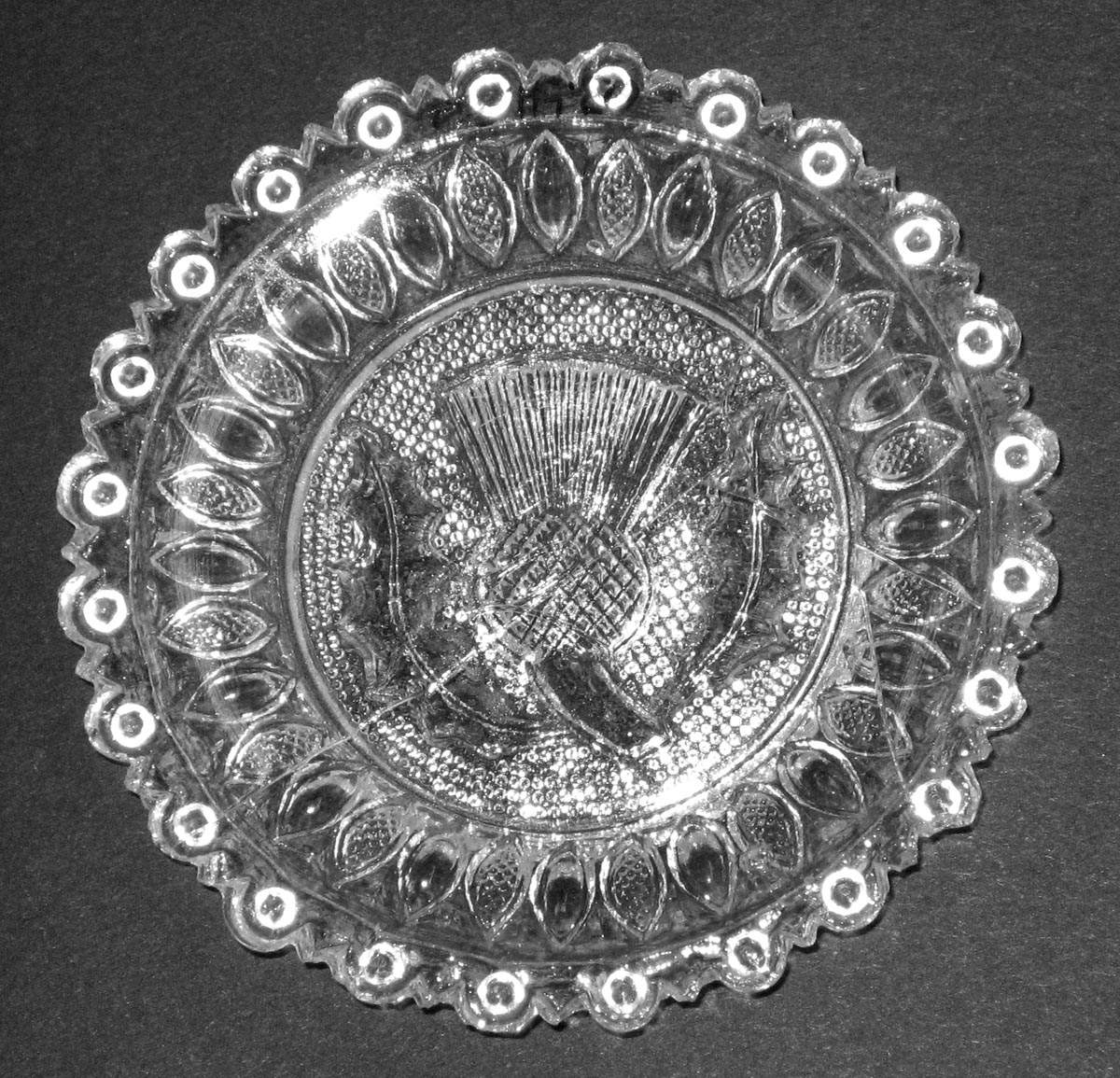 2003.0041.020 Thistle glass cup plate