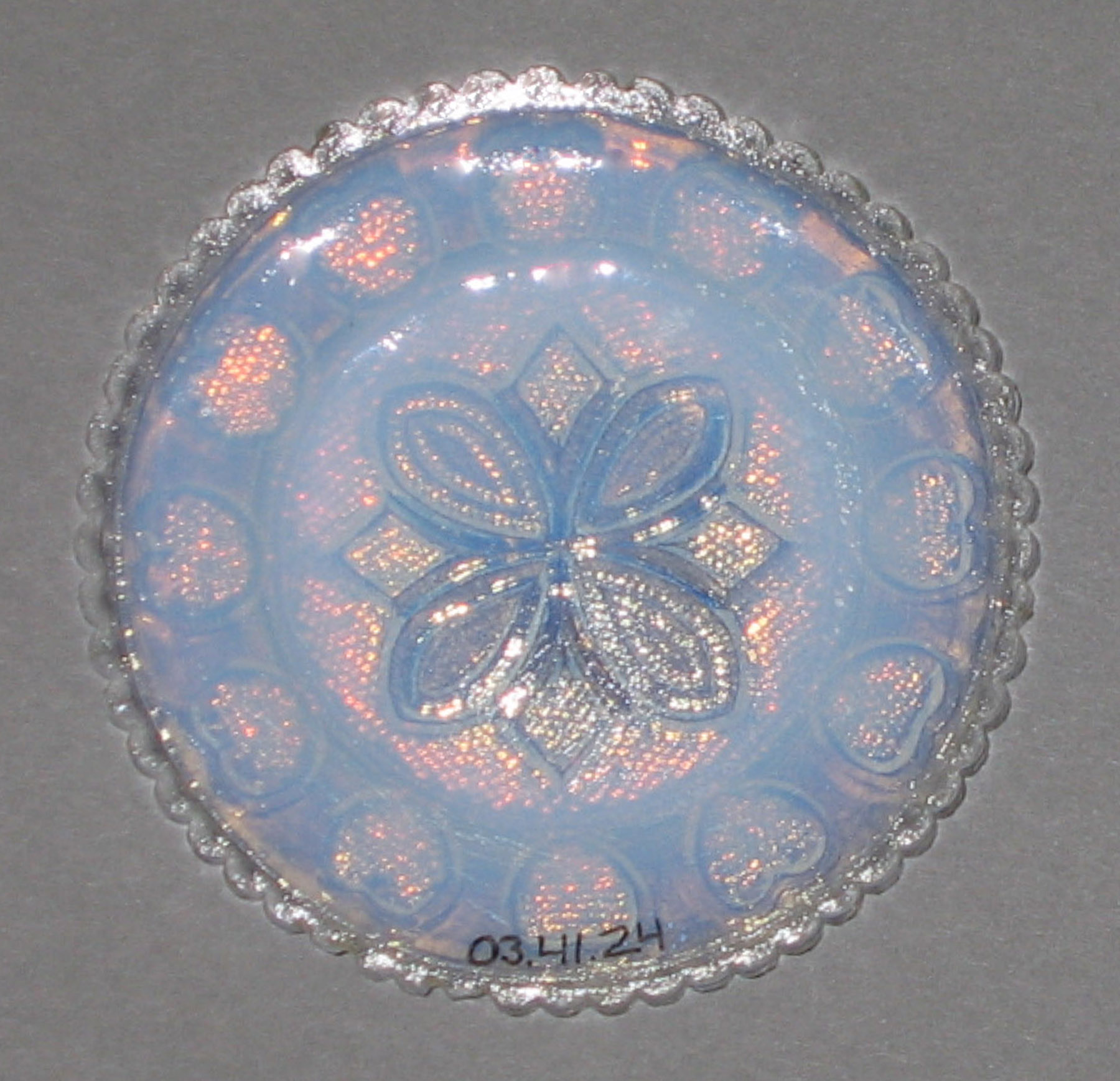 2003.0041.024 Opal glass geometric cup plate