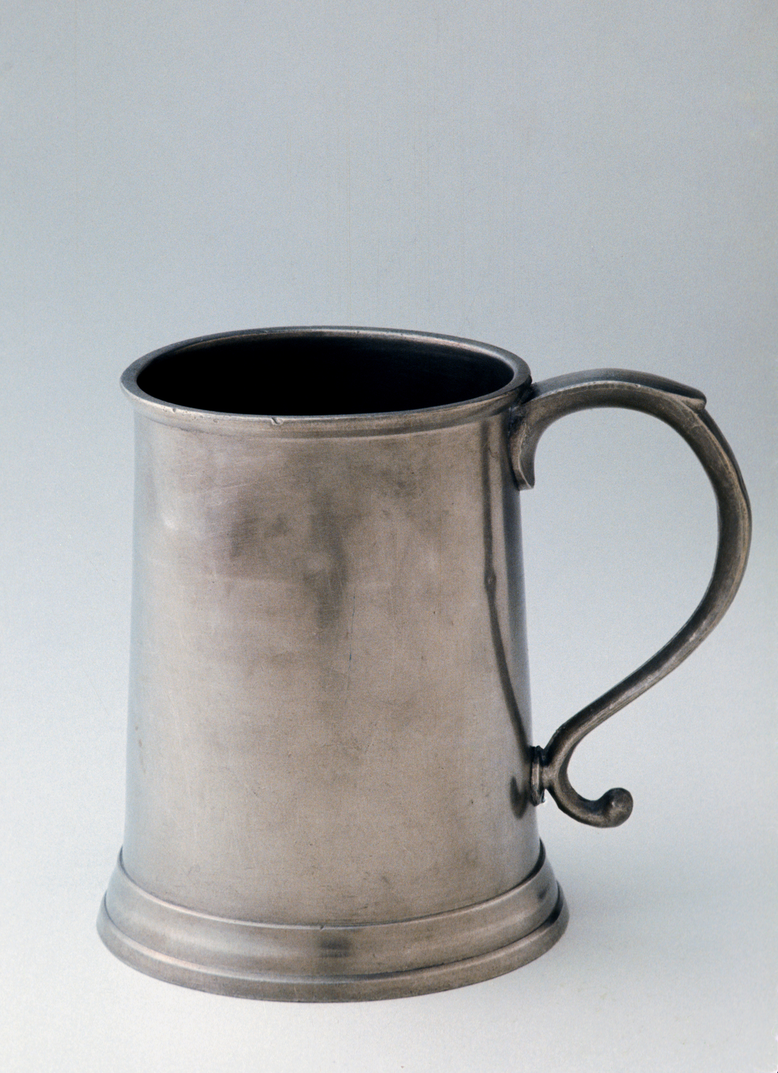 1956.0009.002 Pewter mug