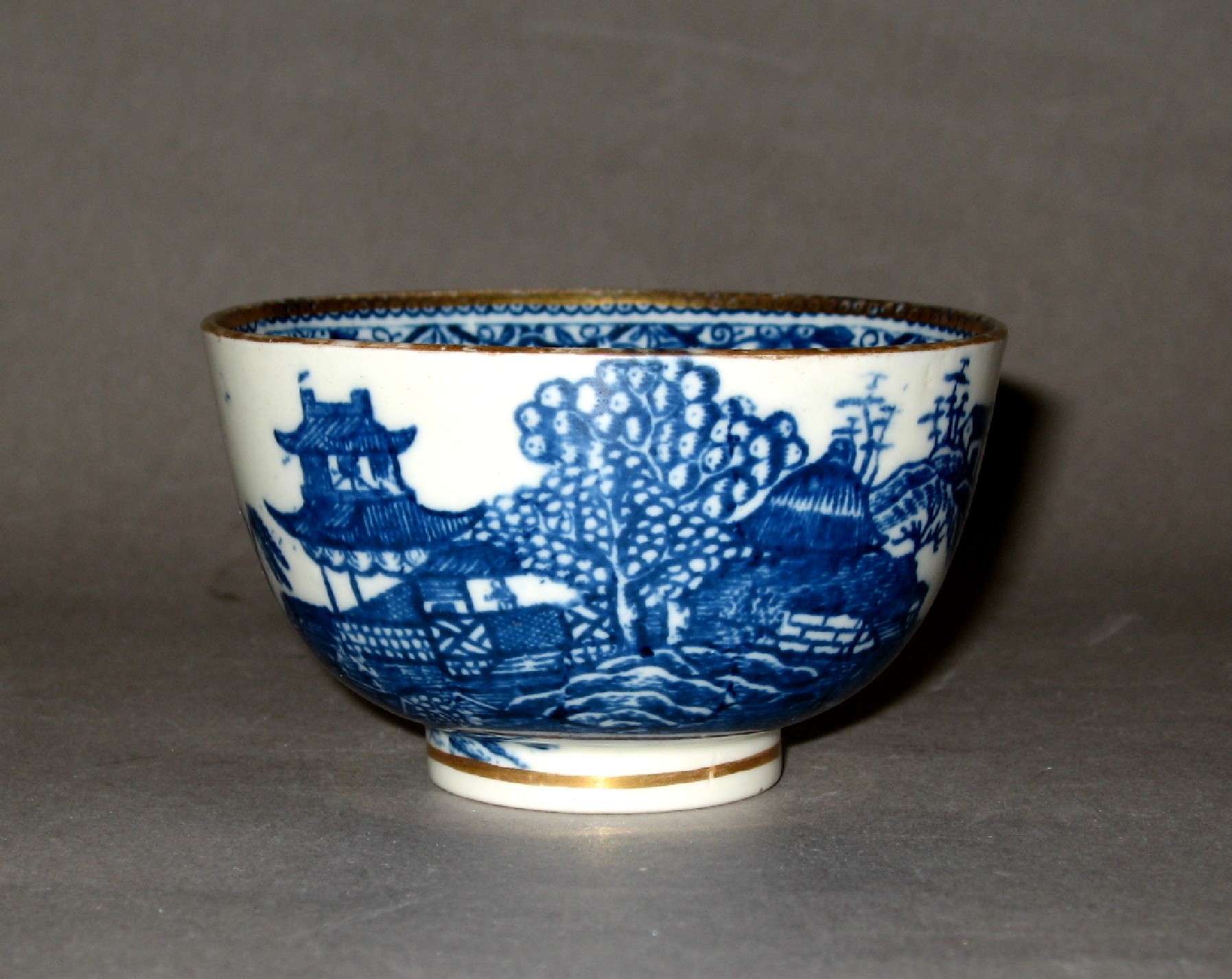 1970.0283 Caughley porcelain teabowl (side 1)