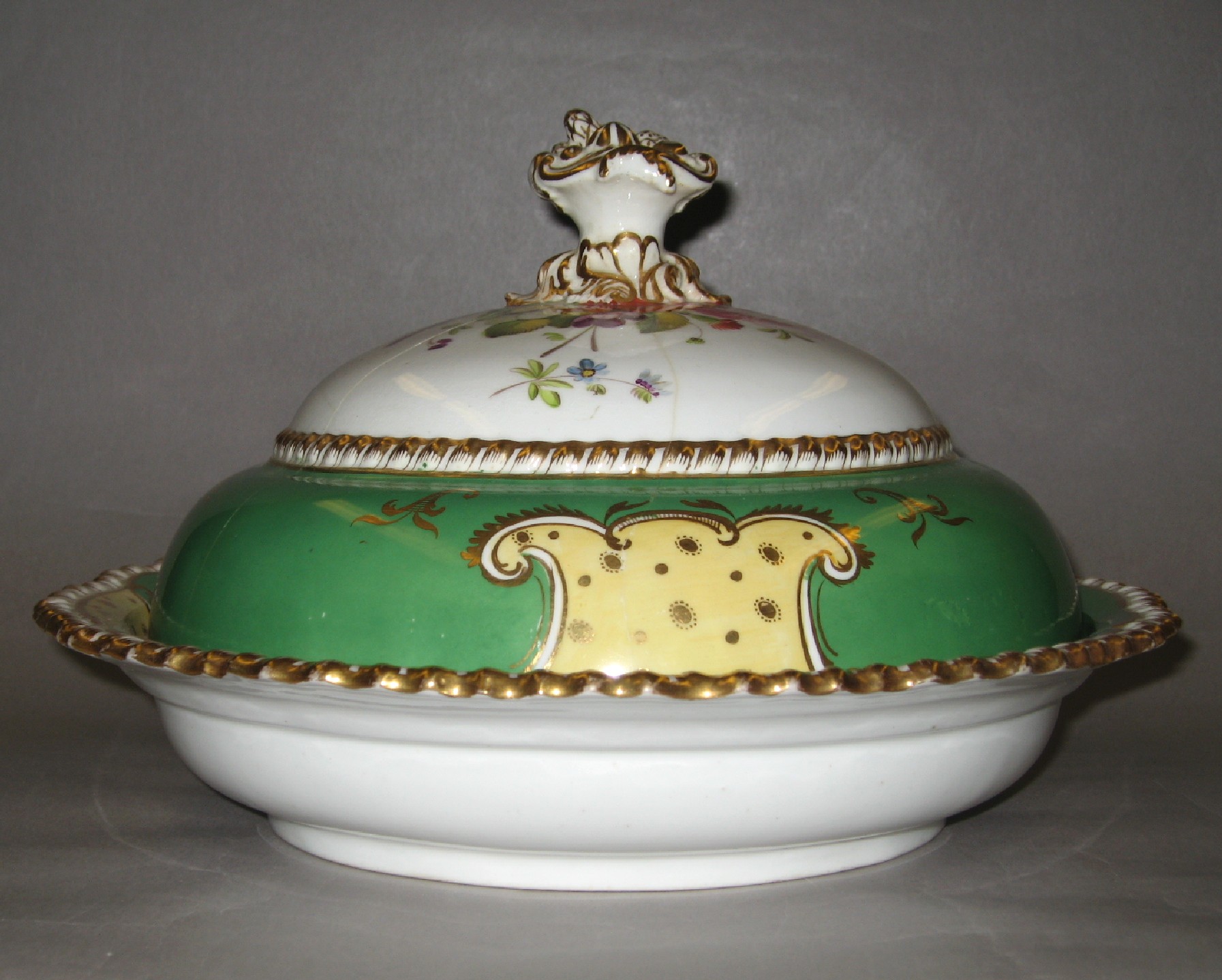 1965.2917.003 Soft-paste porcelain covered dish (profile)