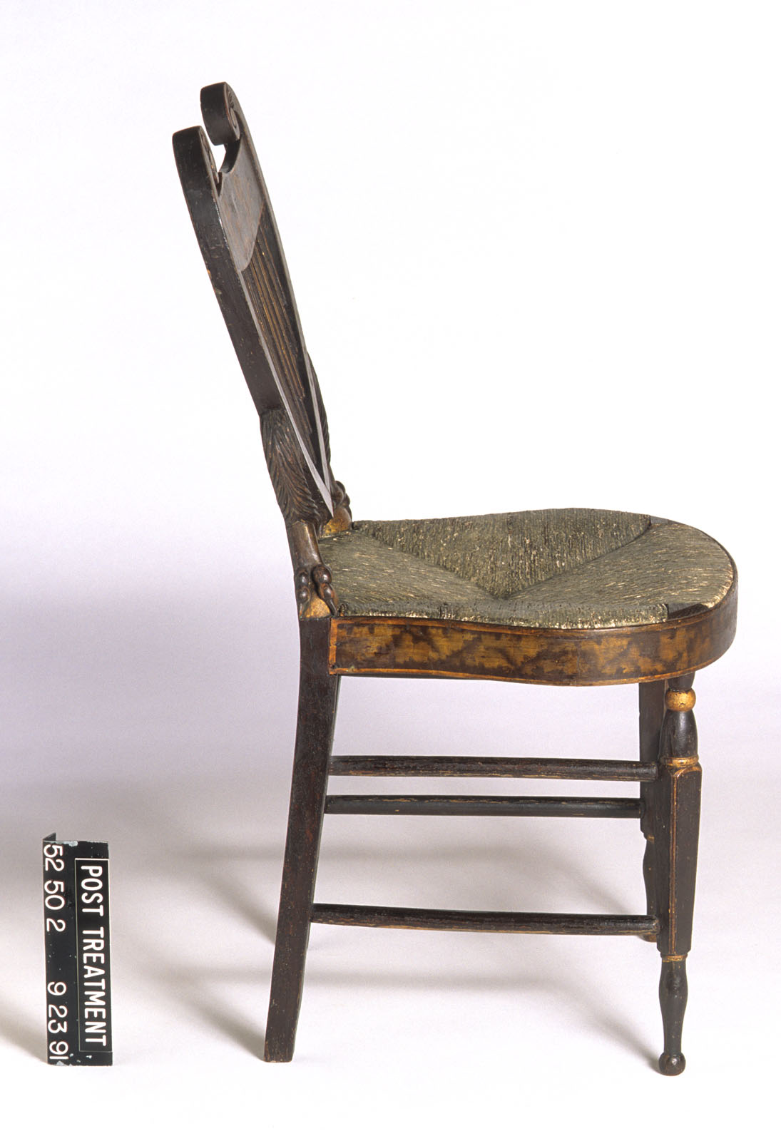1952.0050.002 Chair, side view 2
