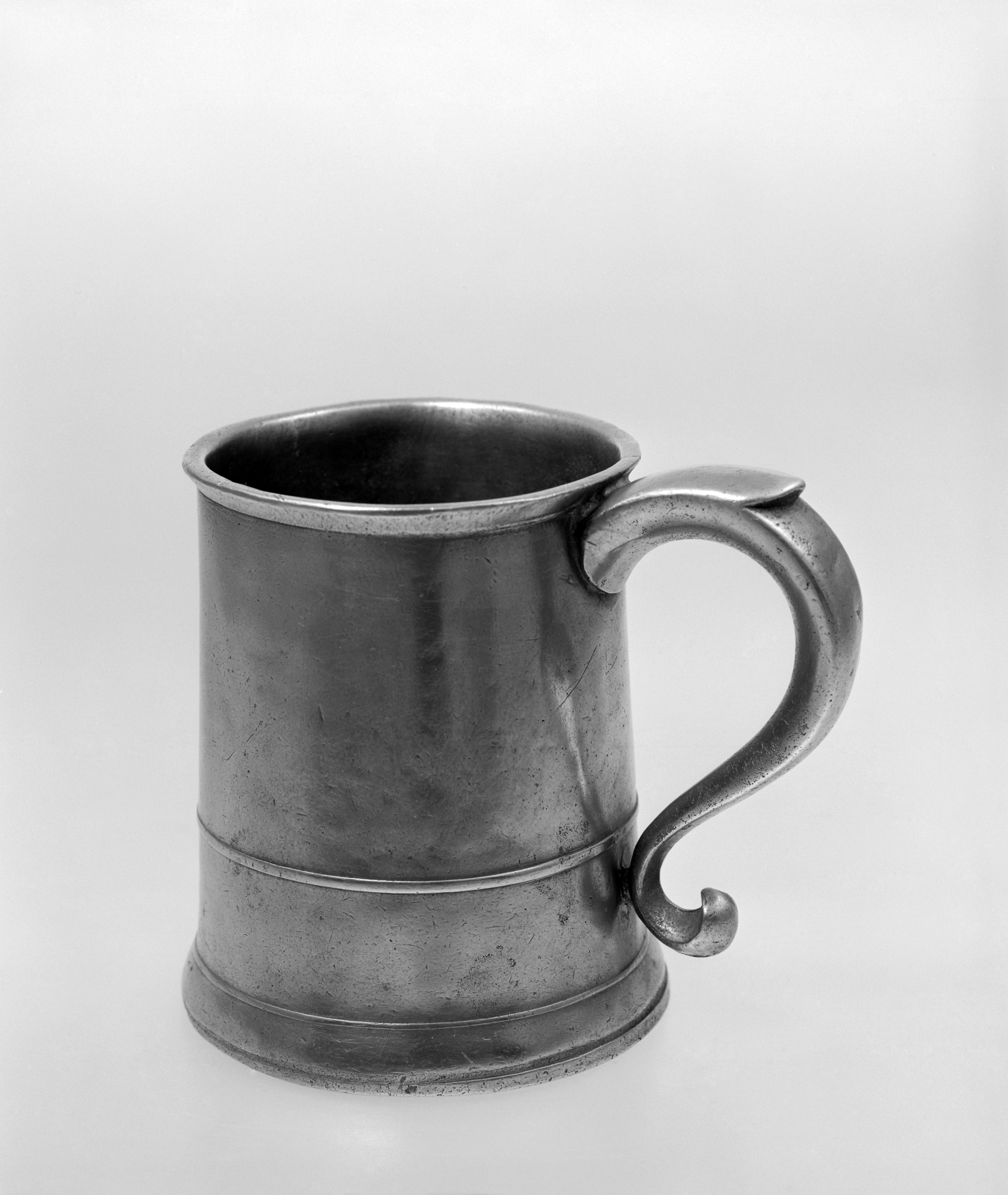 1955.0048.032 Pewter mug