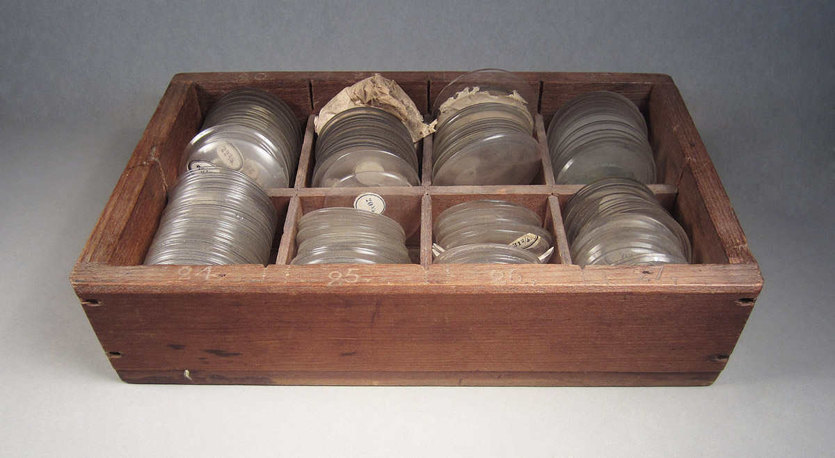 1957.0026.607, Box of watch crystals, angle