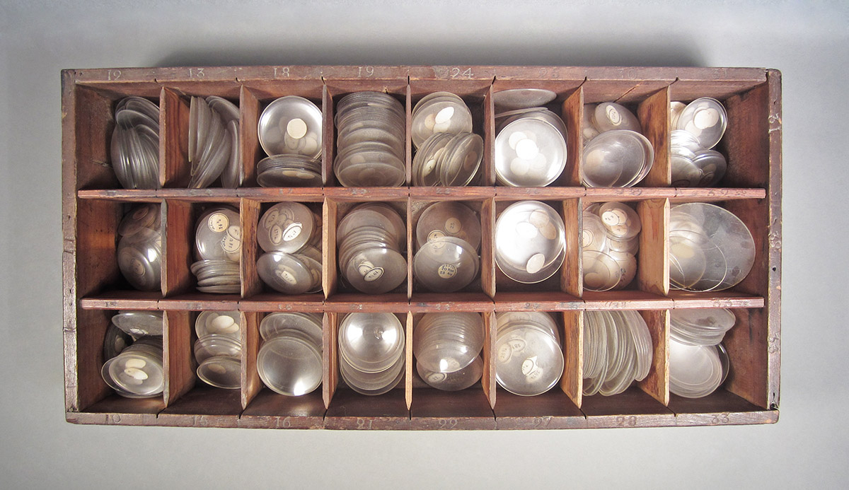 1957.0026.606, Box of watch crystals, top