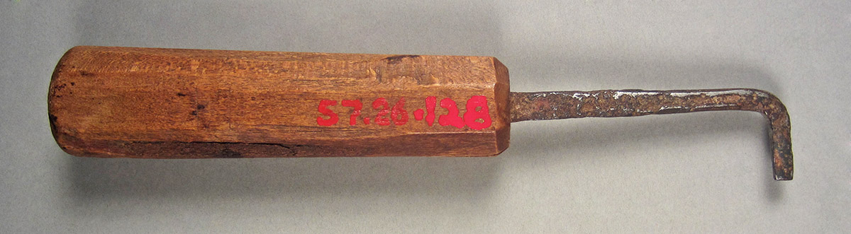 1957.0026.128, Lath tool, side 1