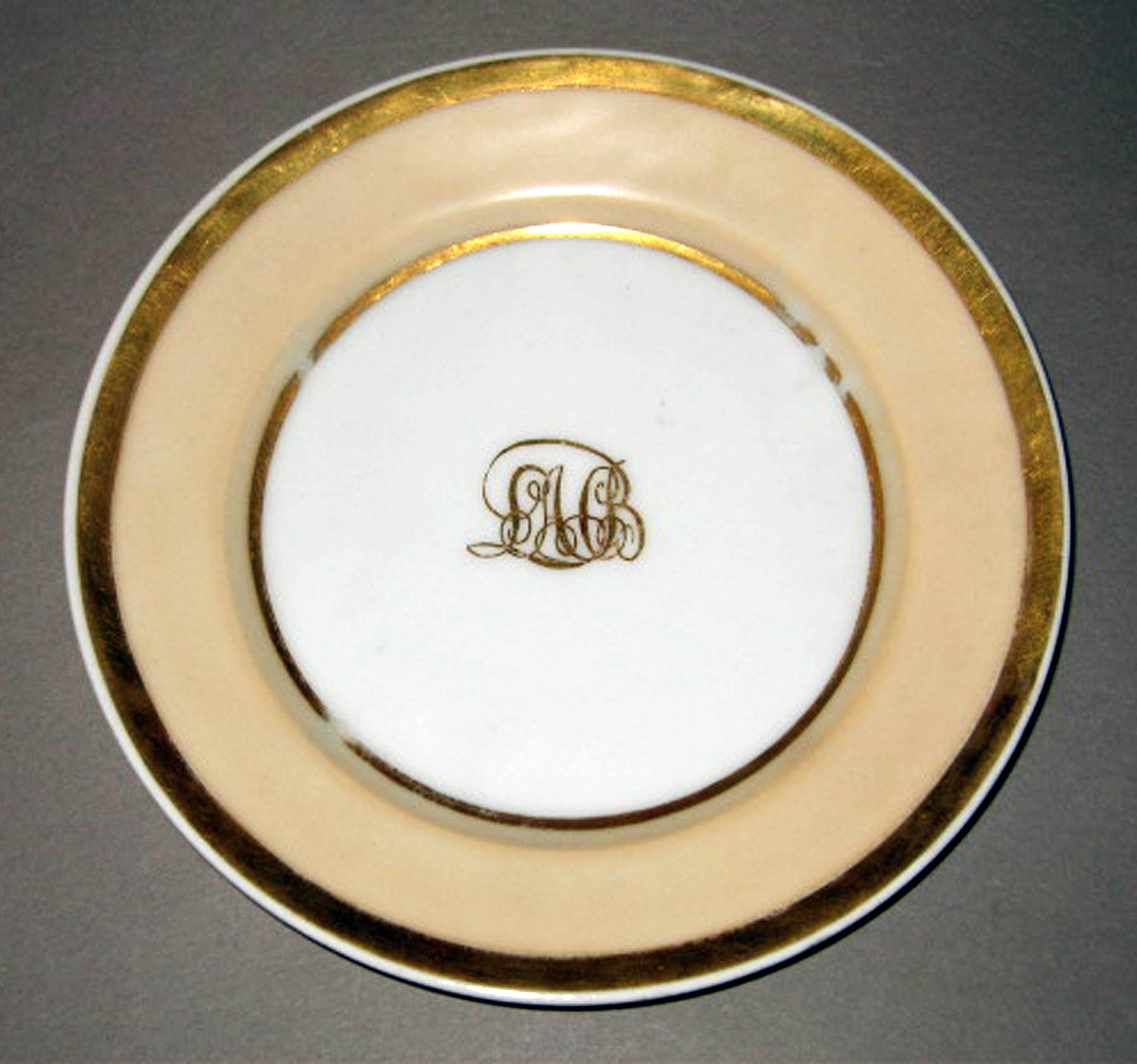 1954.0077.037 Porcelain plate