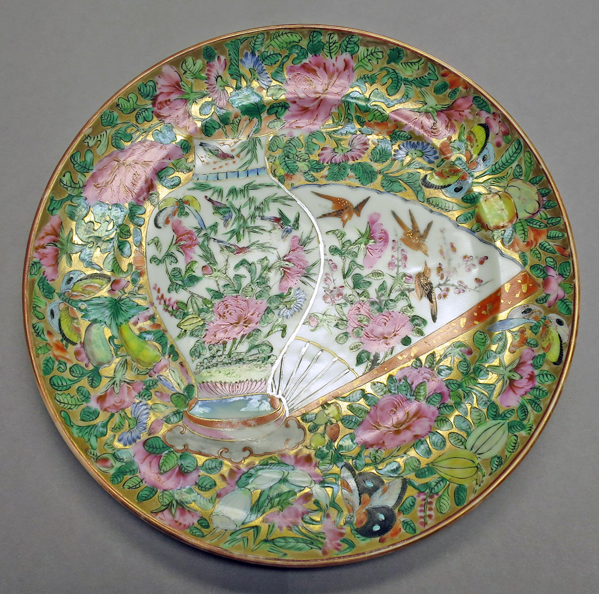 2014.0016.238 Dinner plate front