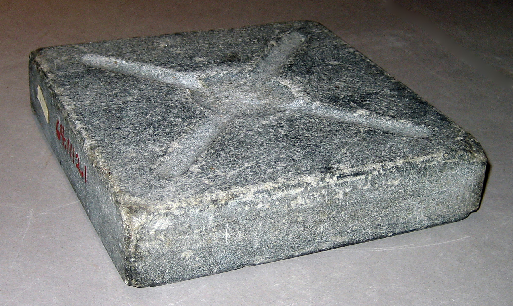 1964.1112.001 Tong stone