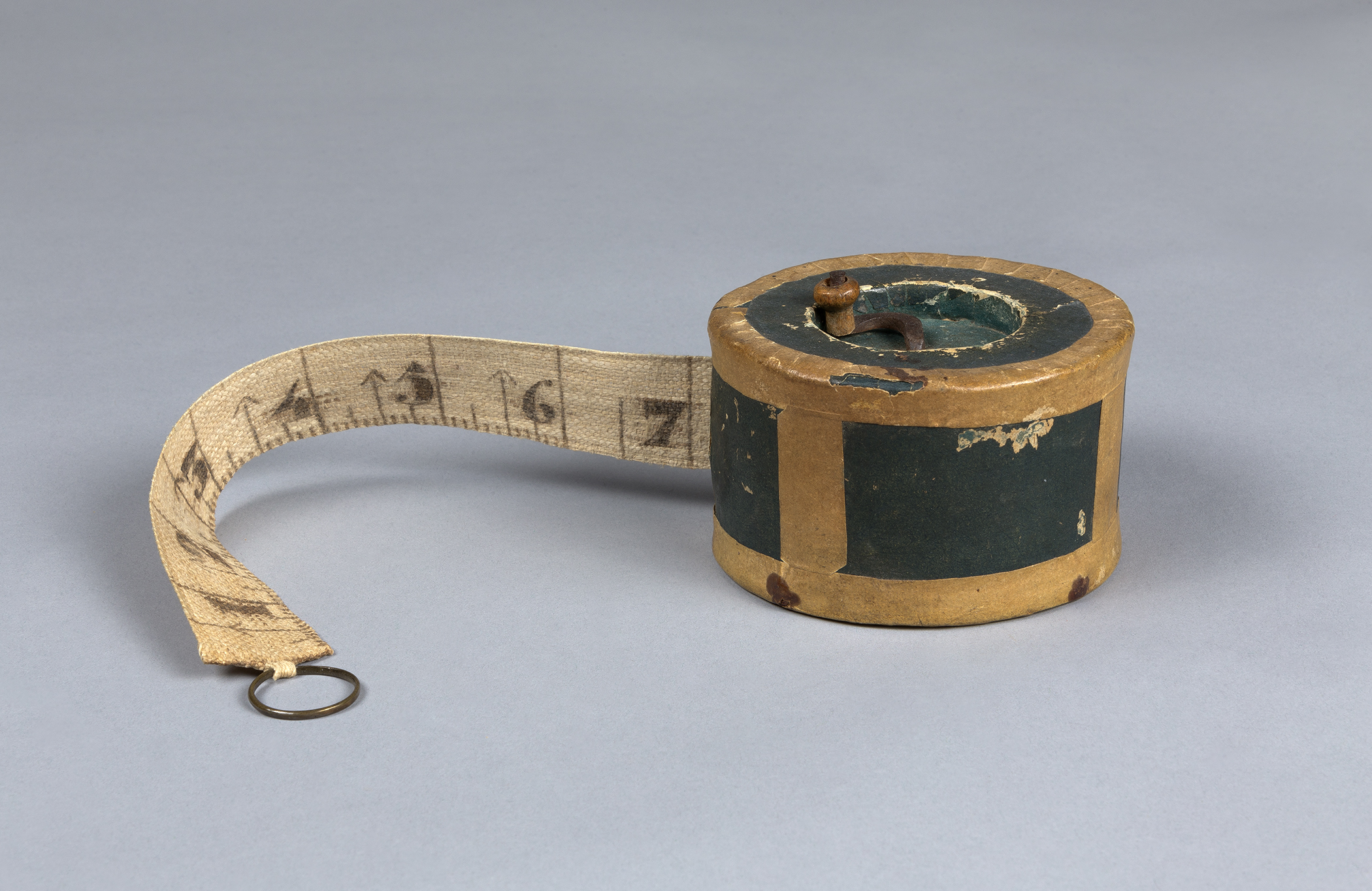 1954.0012.001 Box with measuring tape, view 1
