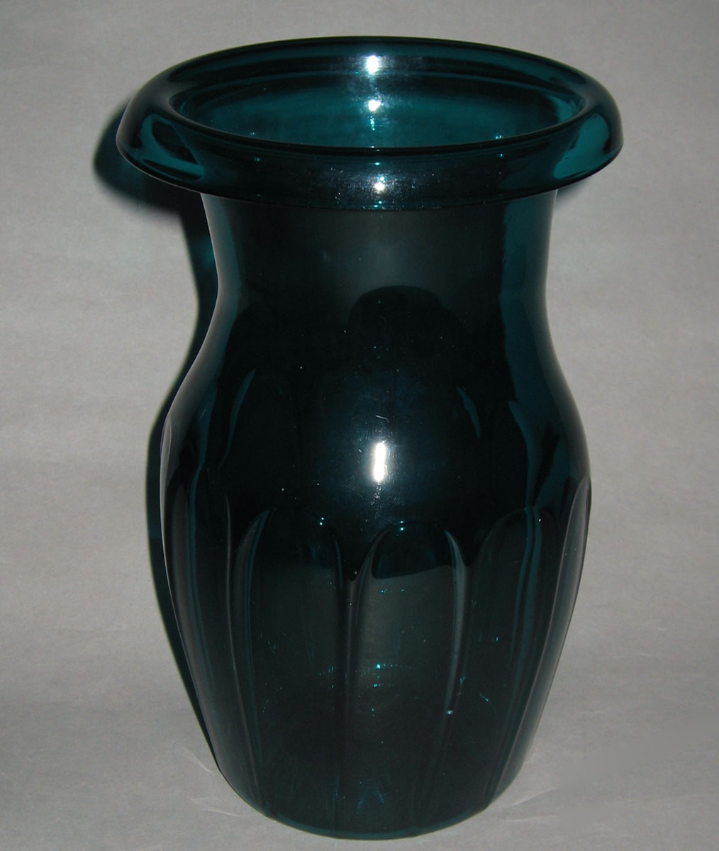 1959.3098 Green glass vase