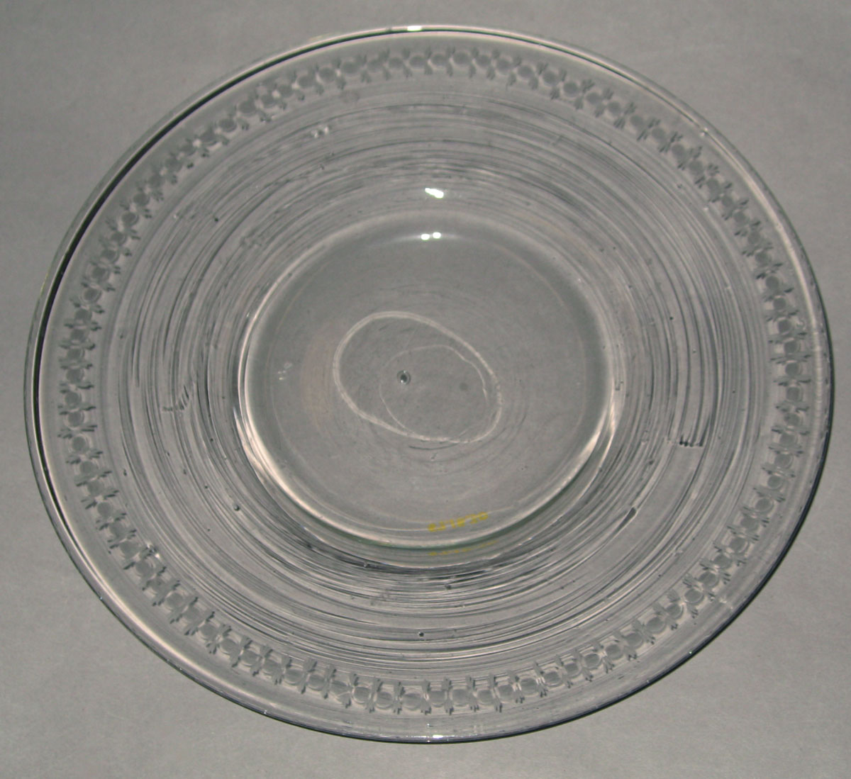 1957.0018.030 Colorless glass plate