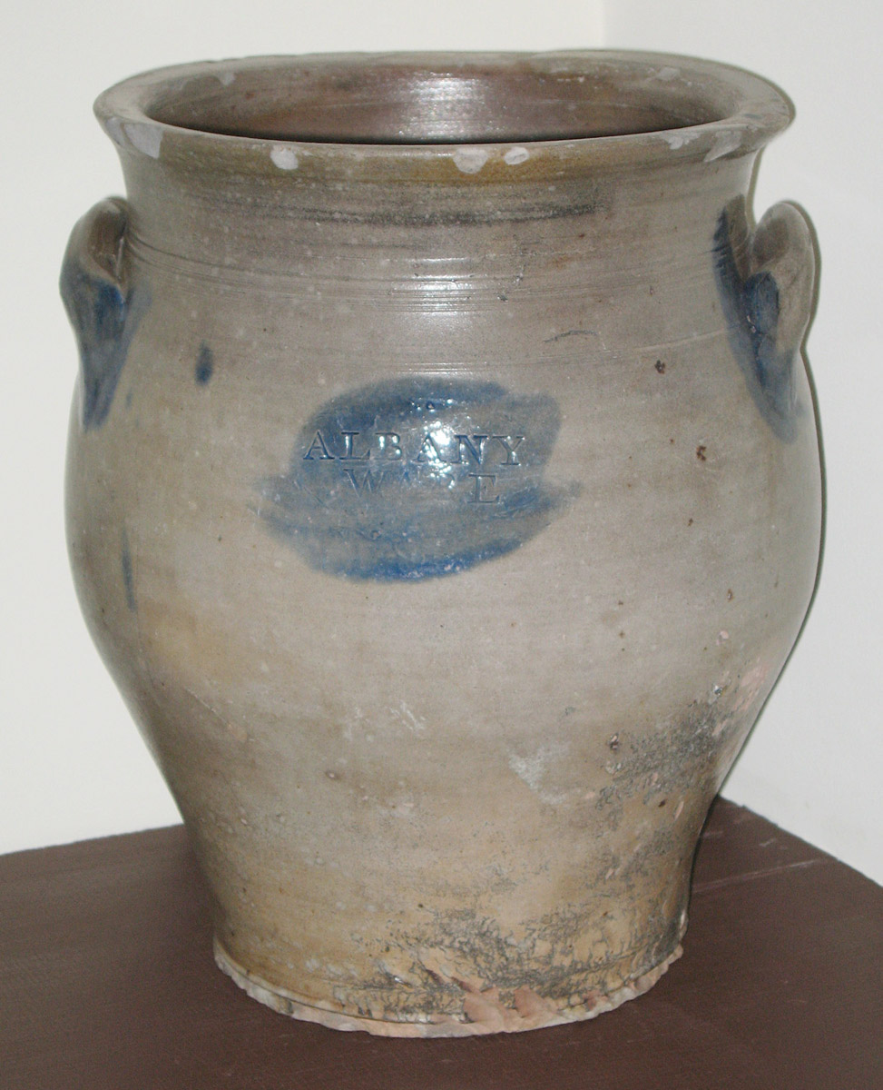 1955.0078.003 Stoneware pot