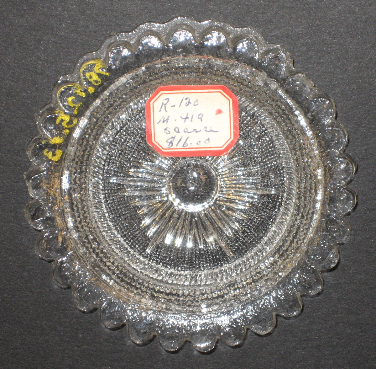 1978.0125.013 Glass cup plate