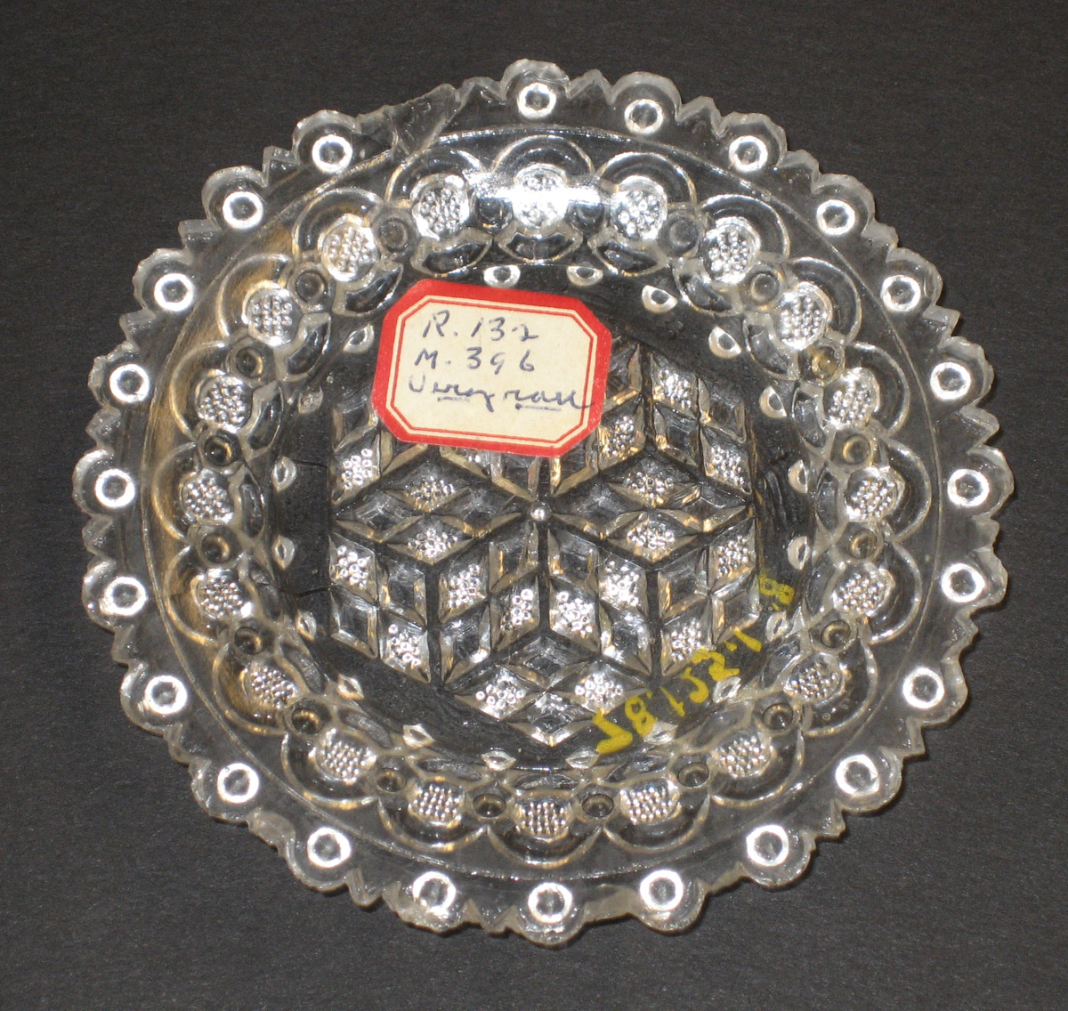 1978.0125.018 Glass cup plate
