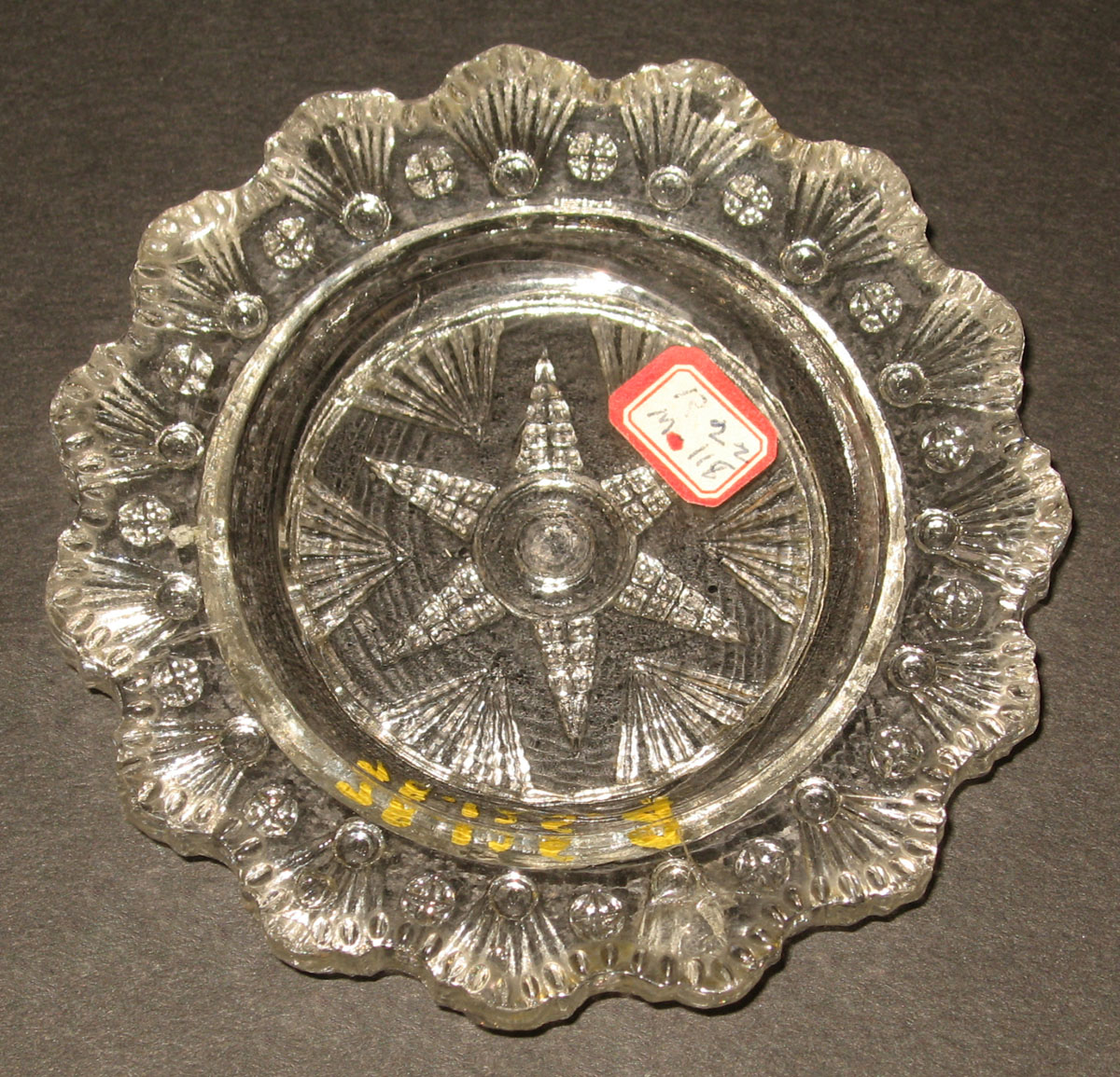 1978.0125.004 Glass cup plate