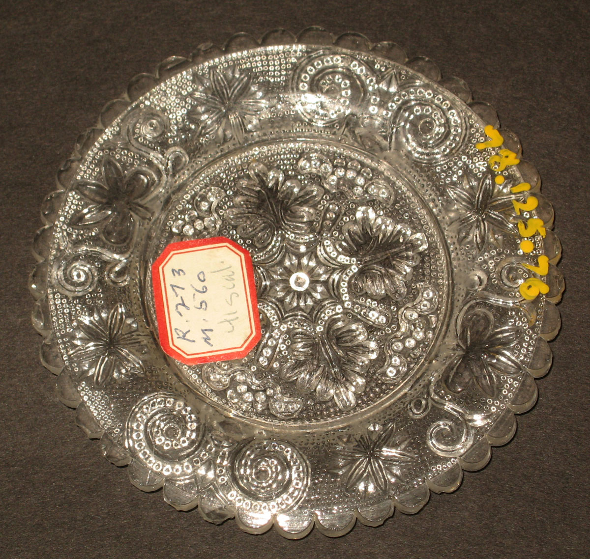 1978.0125.076 Glass cup plate