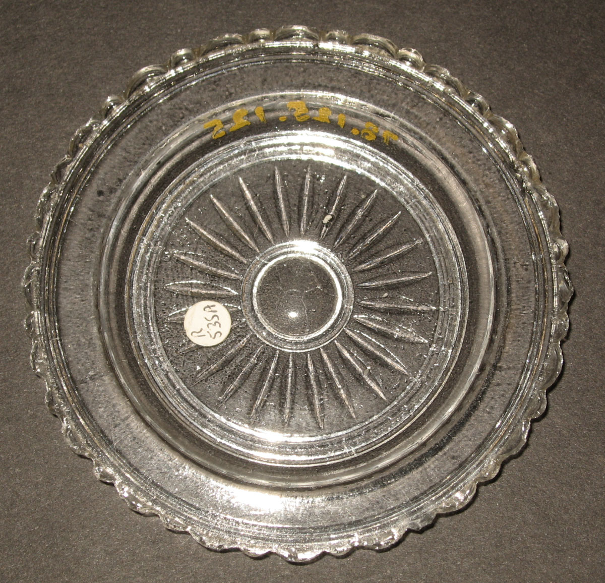 1978.0125.125 Glass cup plate