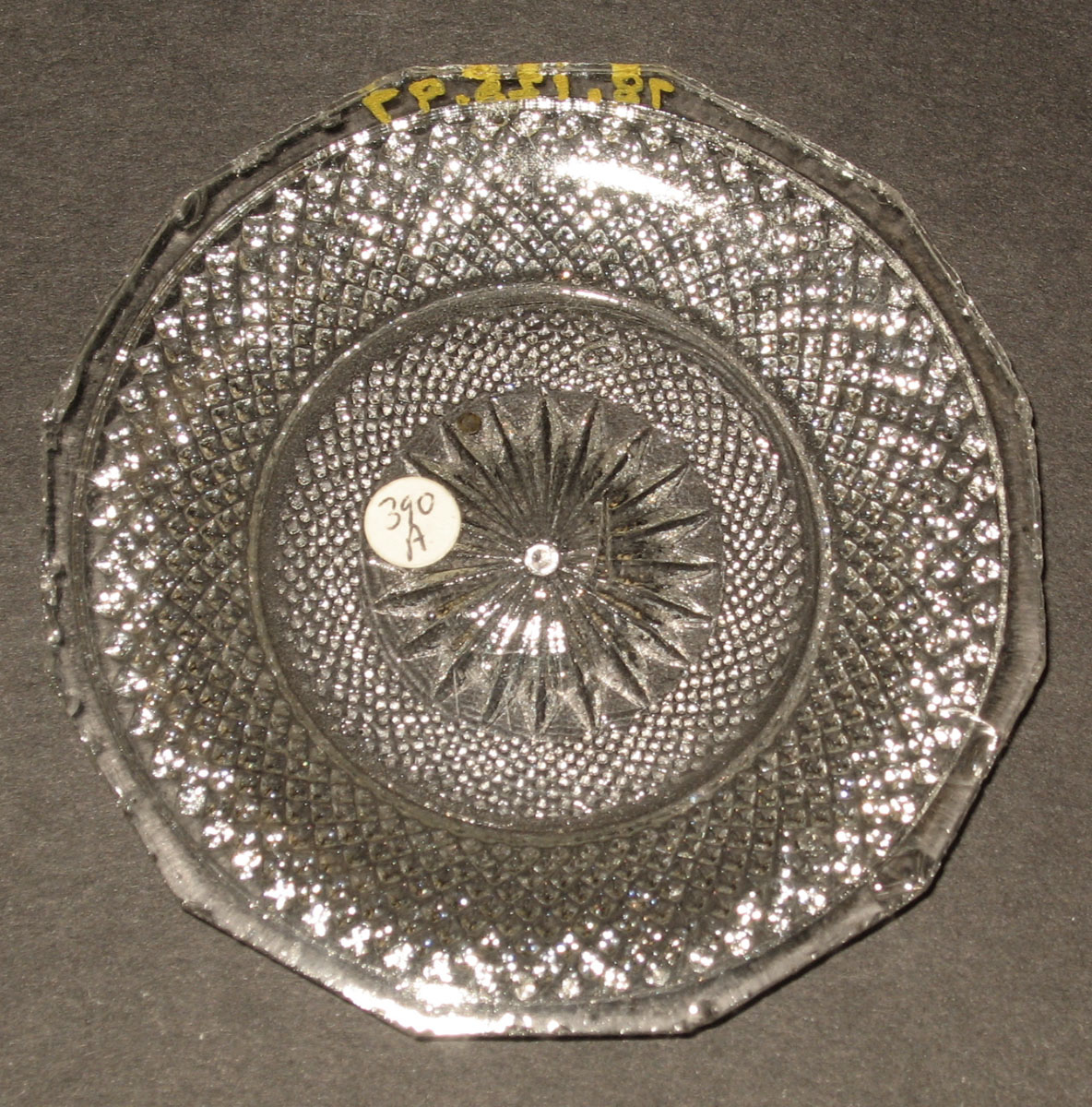 1978.0125.097 Glass cup plate