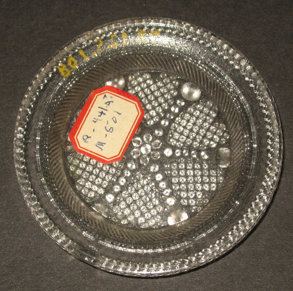 1978.0125.108 Glass cup plate