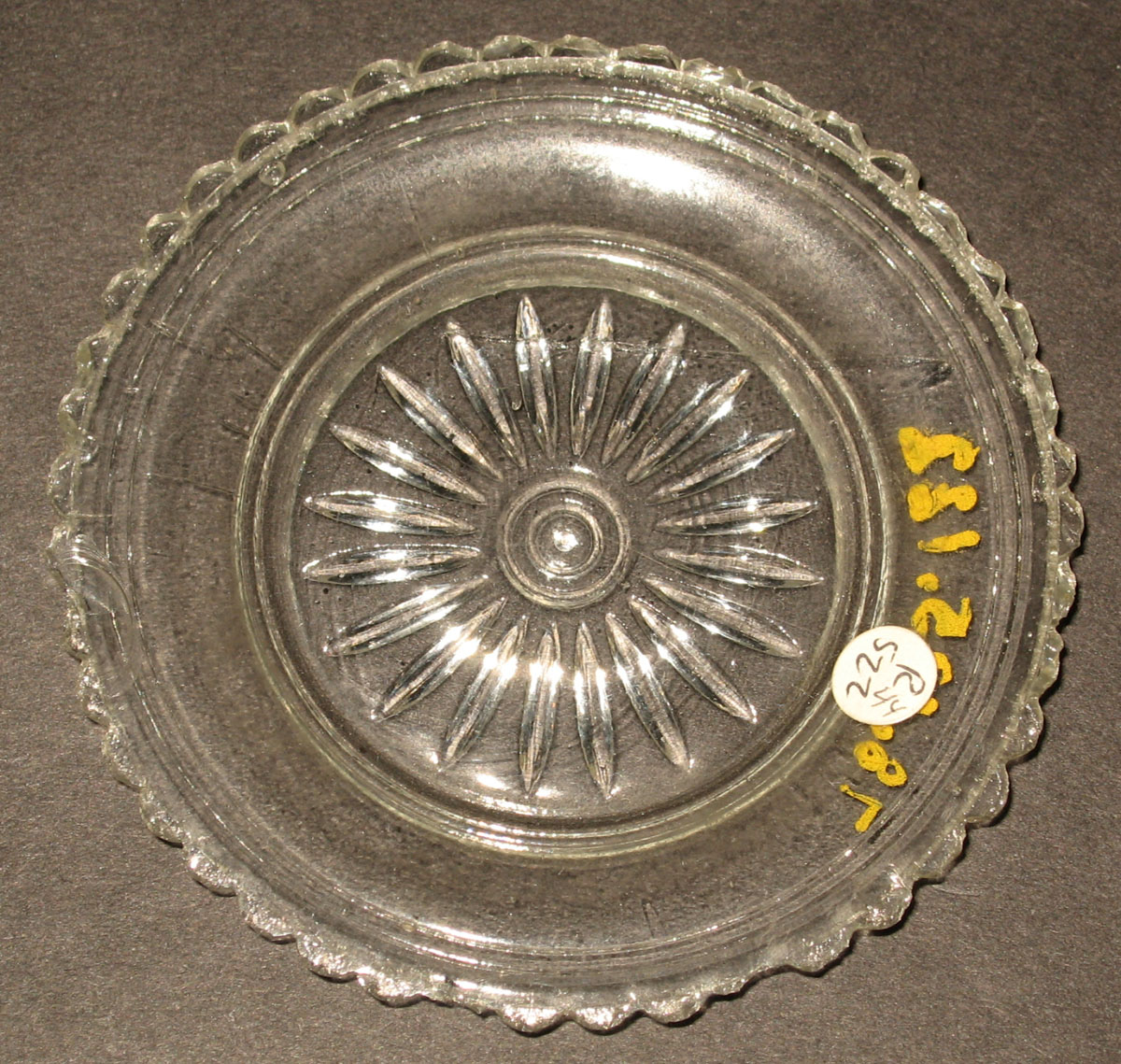 1978.0125.122 Glass cup plate