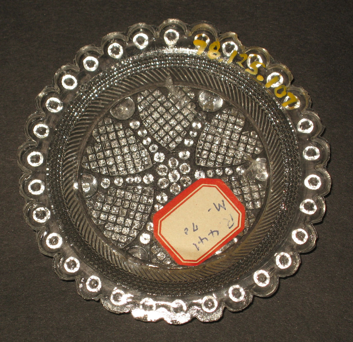 1978.0125.107 Glass cup plate
