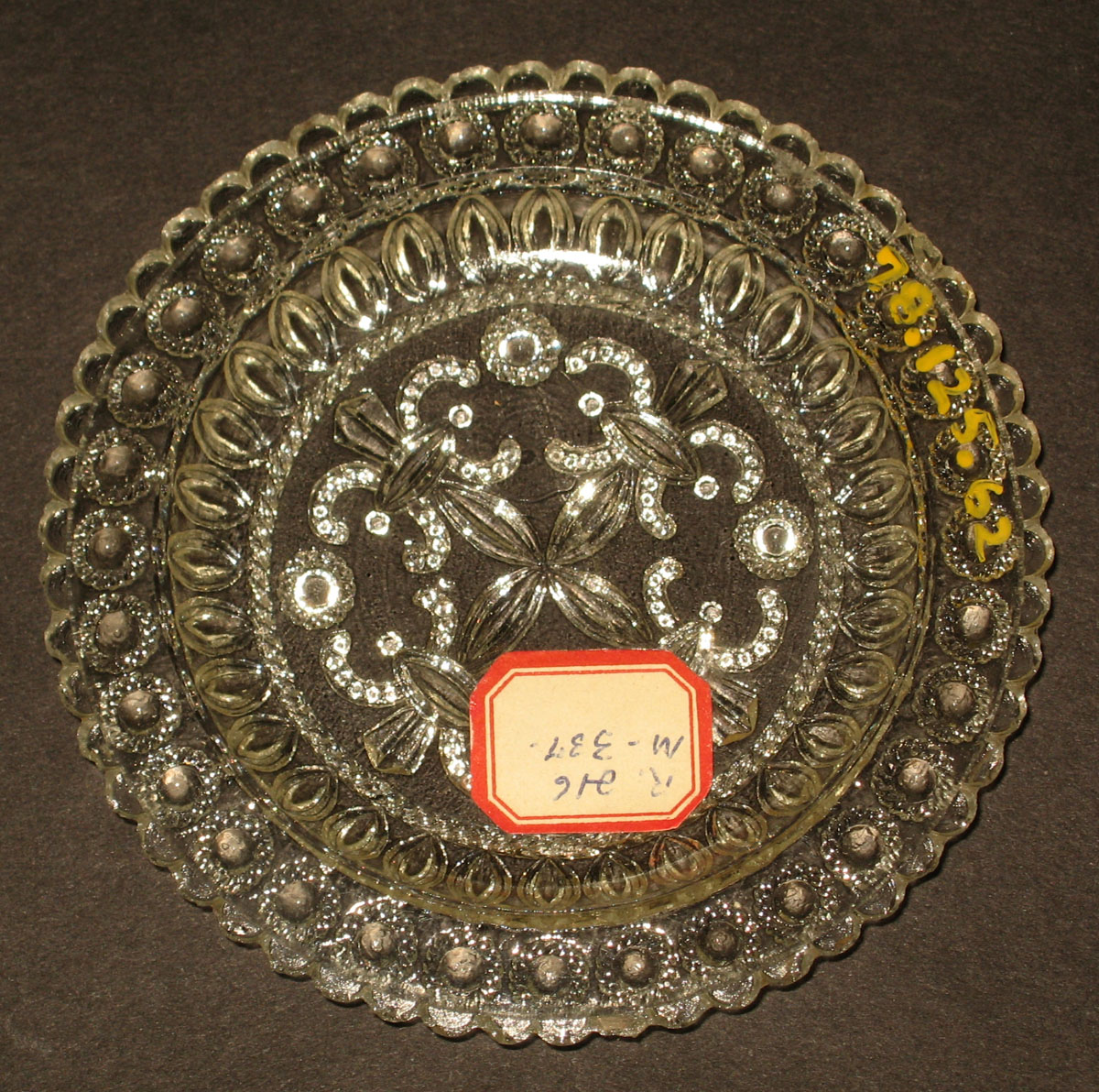 1978.0125.062 Glass cup plate