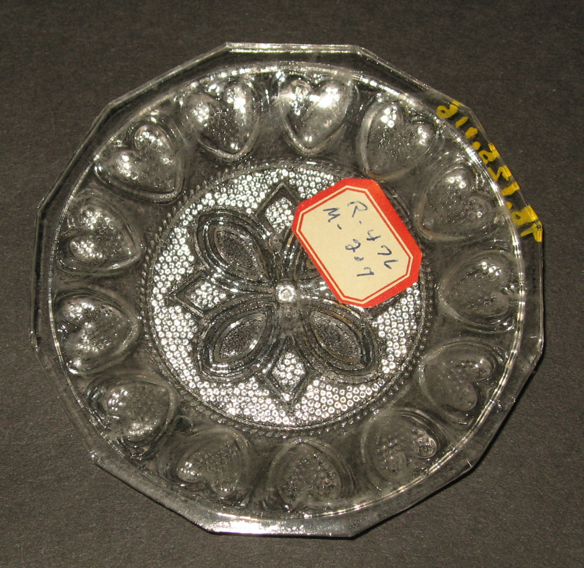 1978.0125.116 Glass cup plate