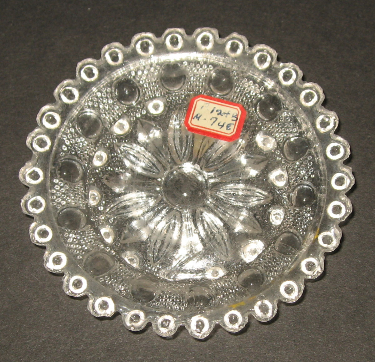 1978.0125.015 Glass cup plate