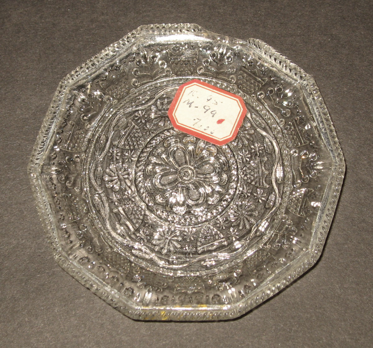 1978.0125.007 Glass cup plate