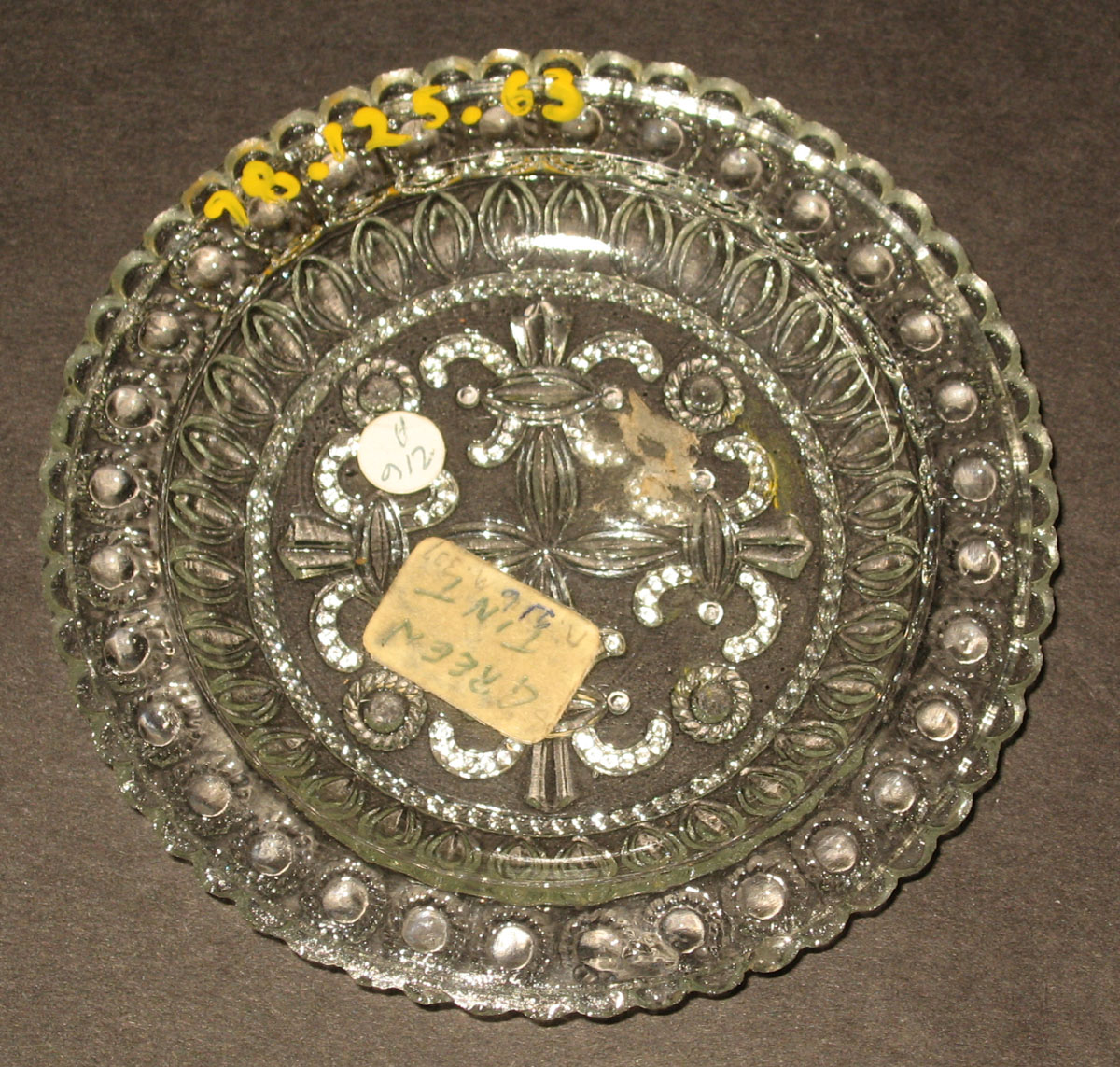 1978.0125.063 Glass cup plate