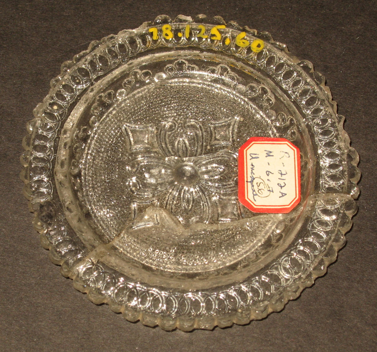 1978.0125.060 Glass cup plate