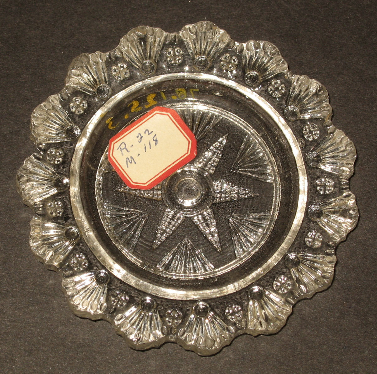 1978.0125.003 Glass cup plate
