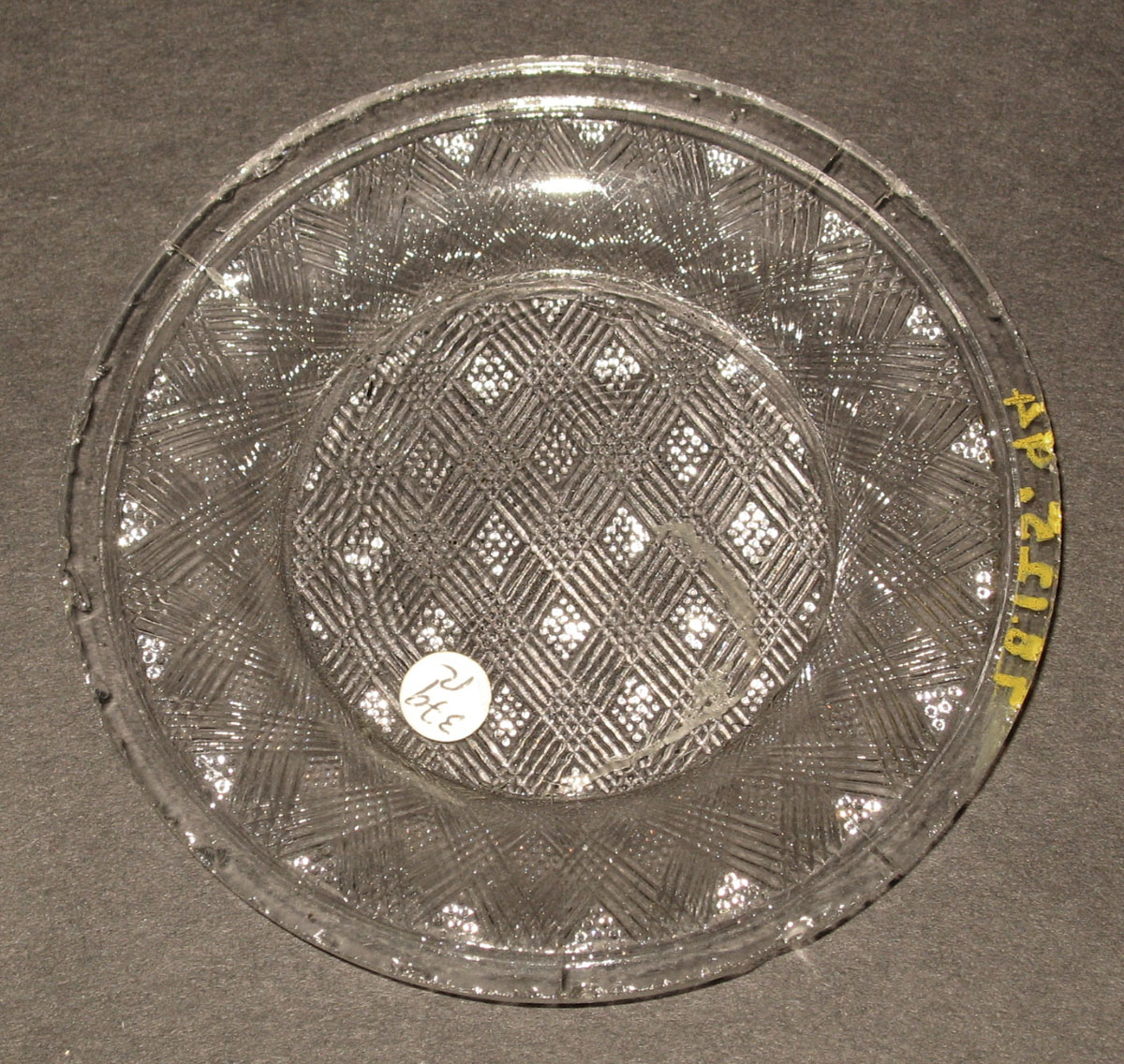 1978.0125.094 Glass cup plate