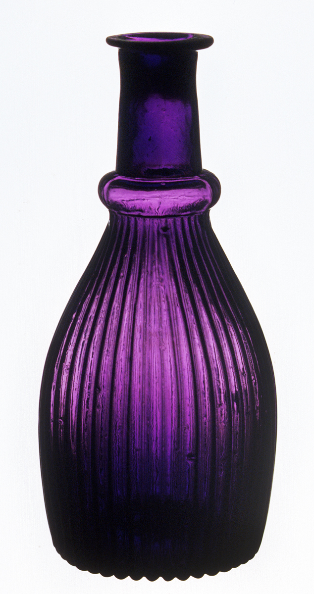 1973.0462.002 Glass bottle