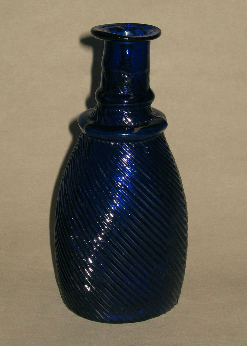 1973.0462.001 Glass bottle