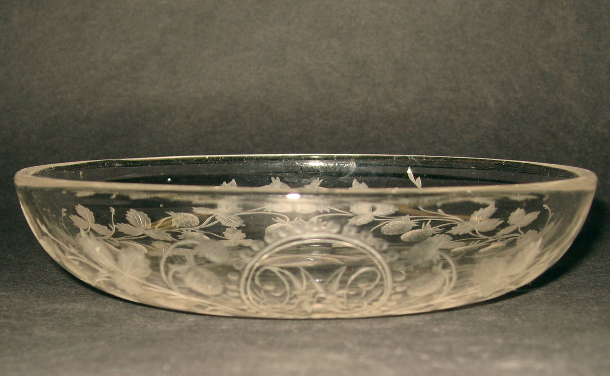 2002.0037.001 Glass dish