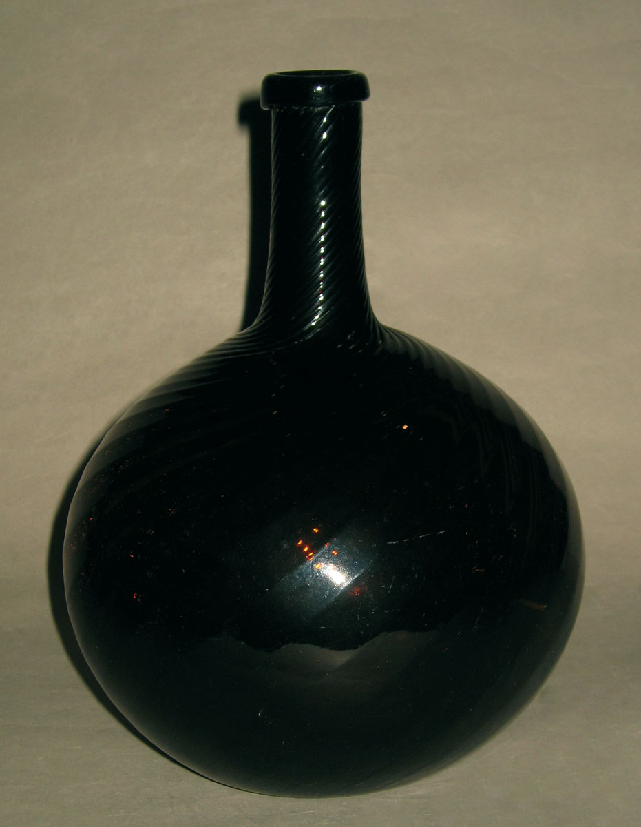 1973.0451.002 Glass bottle