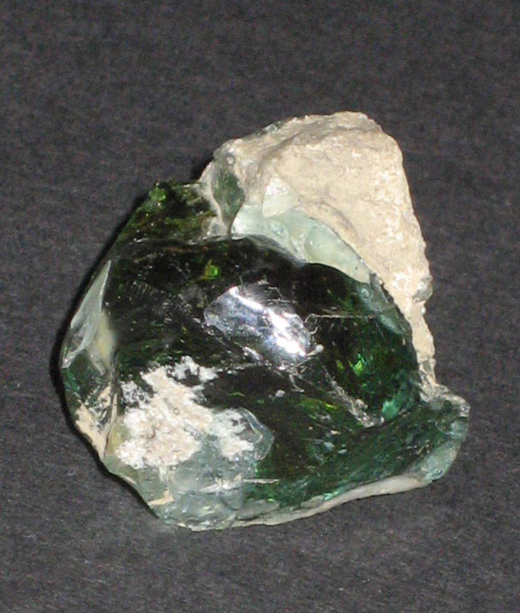1976.0524.013 Glass fragment