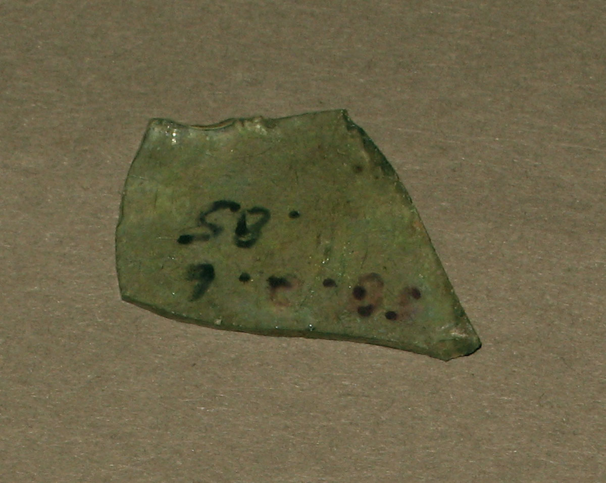 1958.0002.006.085 Glass fragment