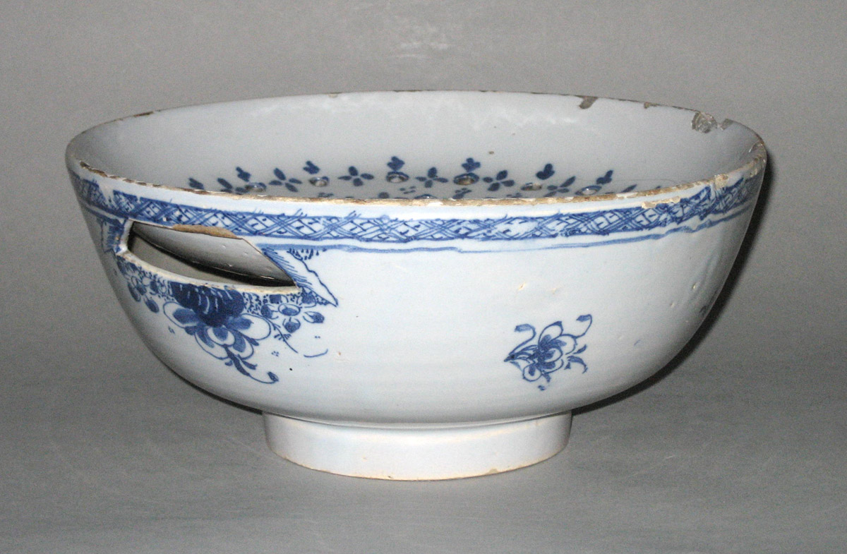 1966.1021.002 Delft strainer or cress bowl