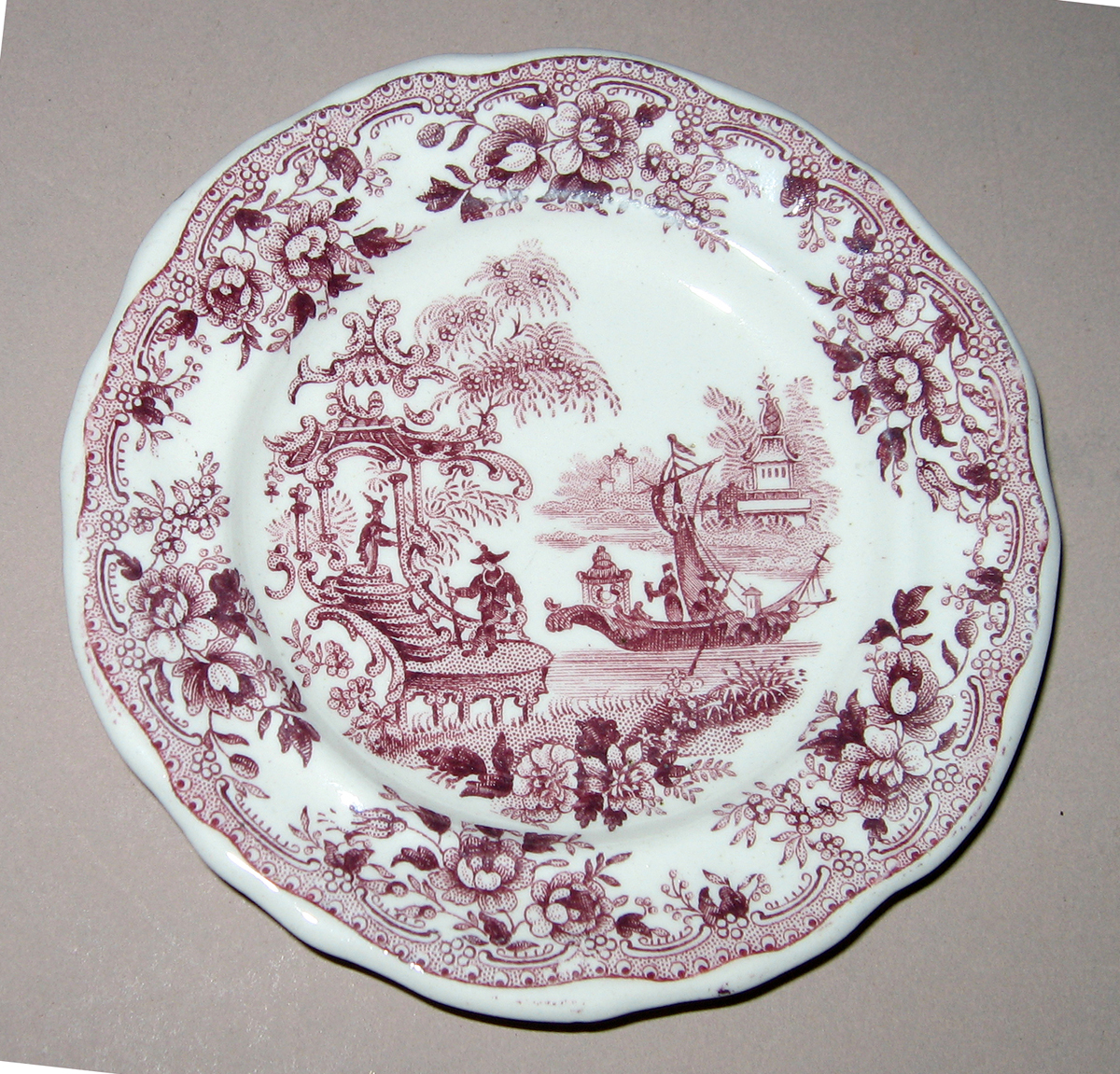 1955.0136.176 Miniature plate with chinoiserie printed scene