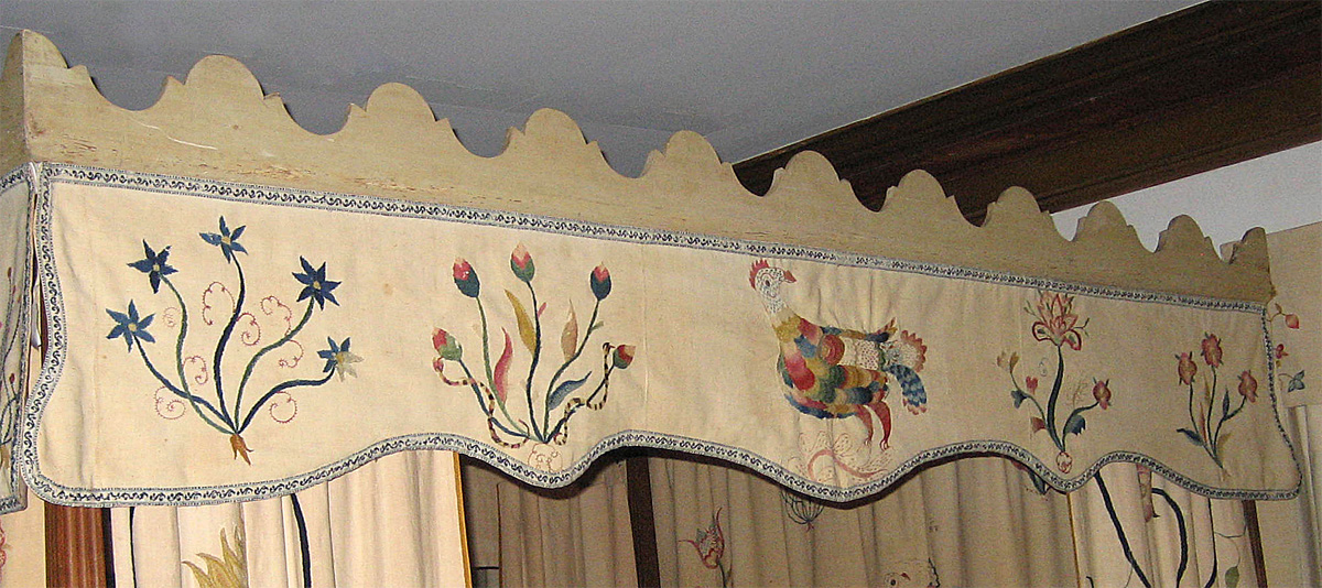 1954.0014.016  bed right top valance.
