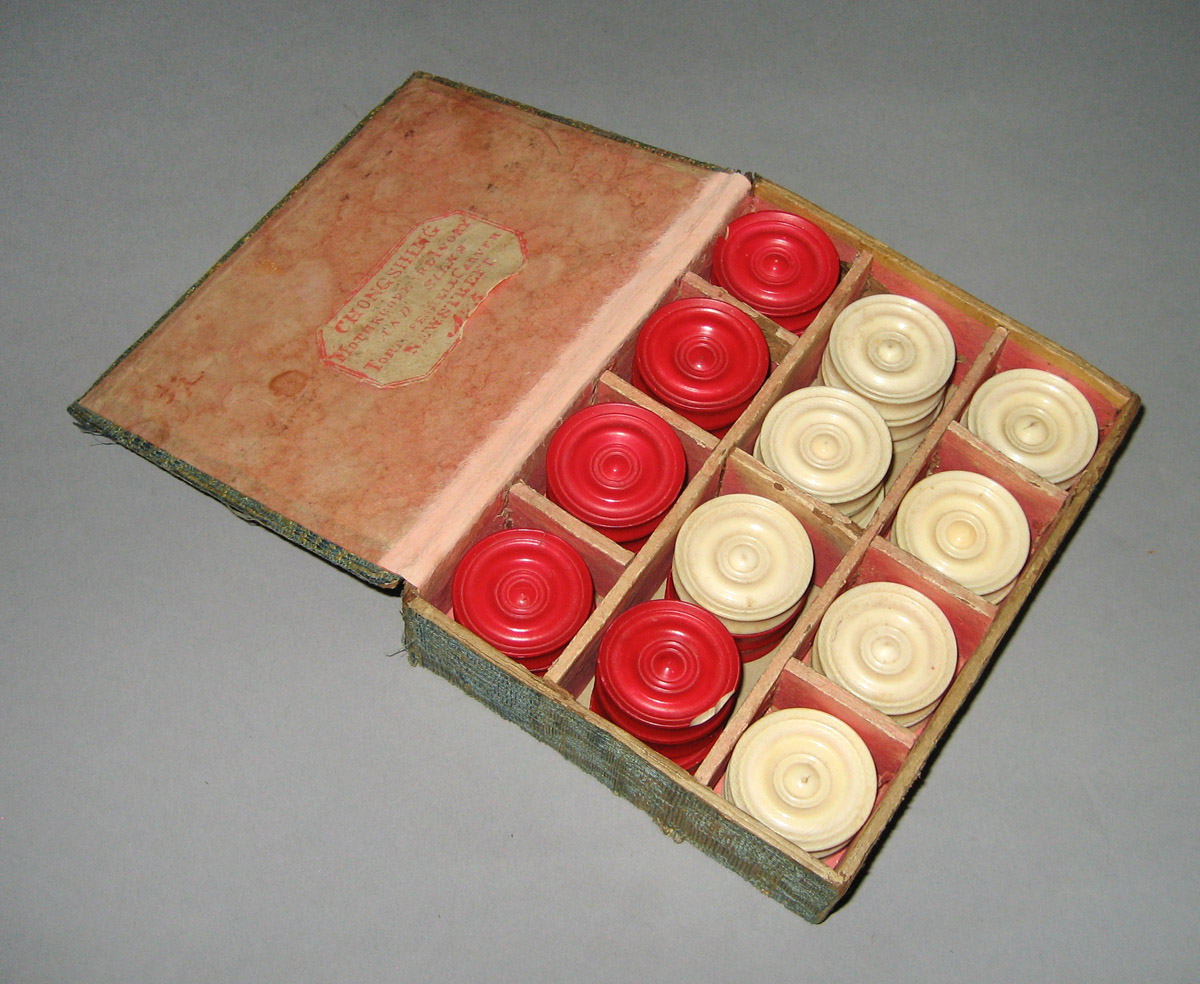 1952.0206 A-EE Box of checkers