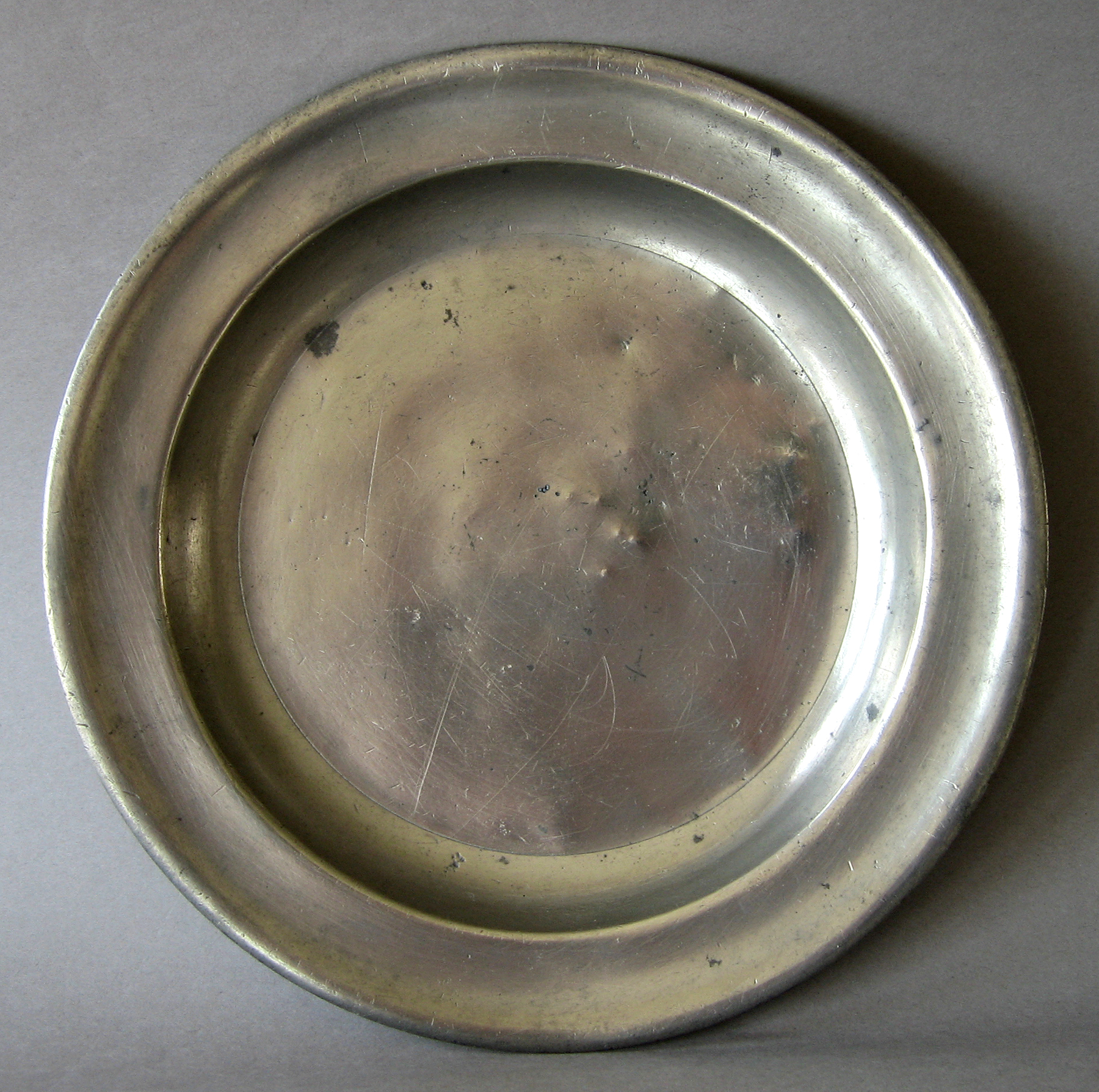 1952.0113 Pewter plate