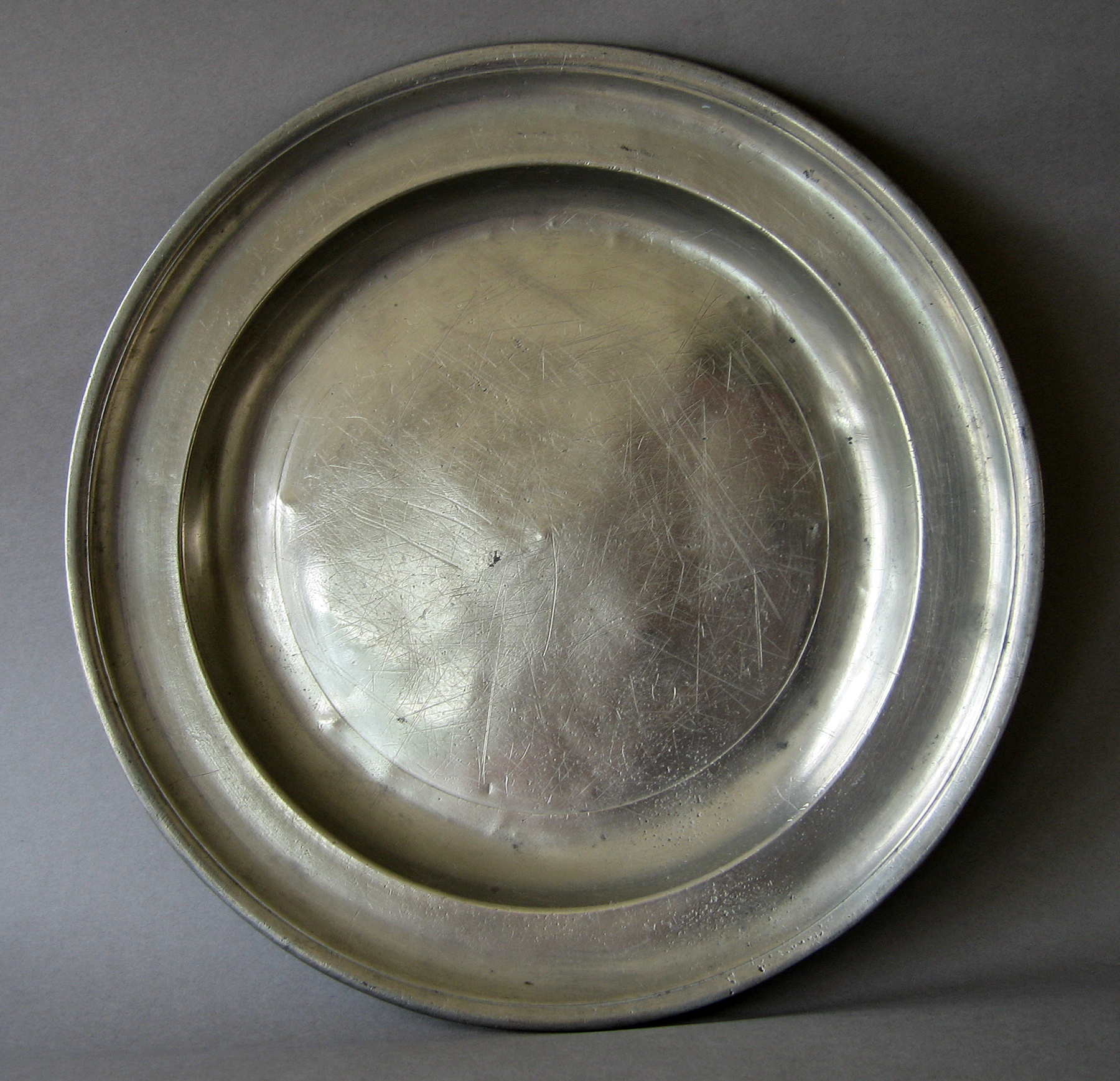 1956.0059.013 Pewter plate