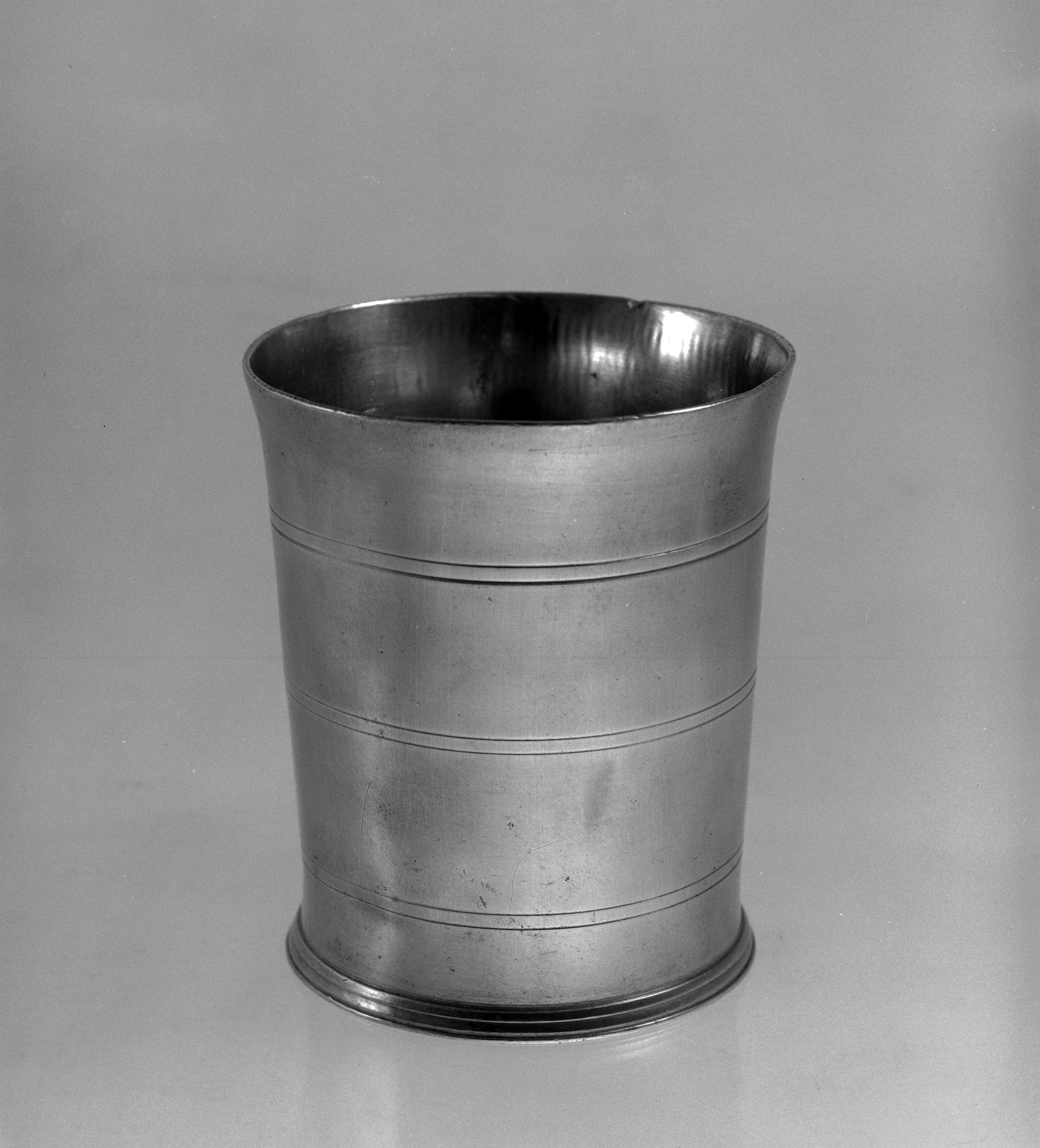 1953.0020 Pewter beaker