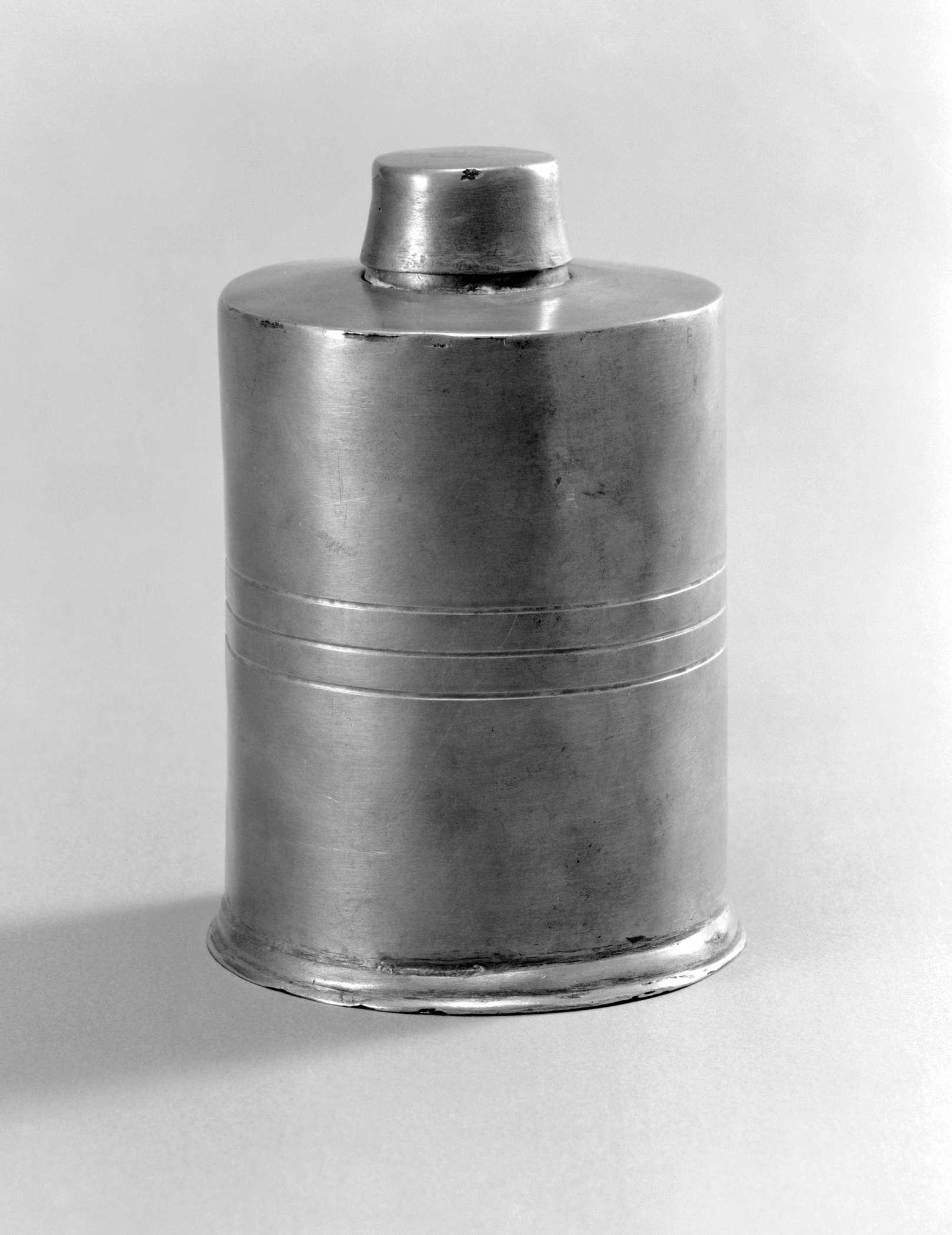 1953.0037.003 A, B Pewter tea caddy